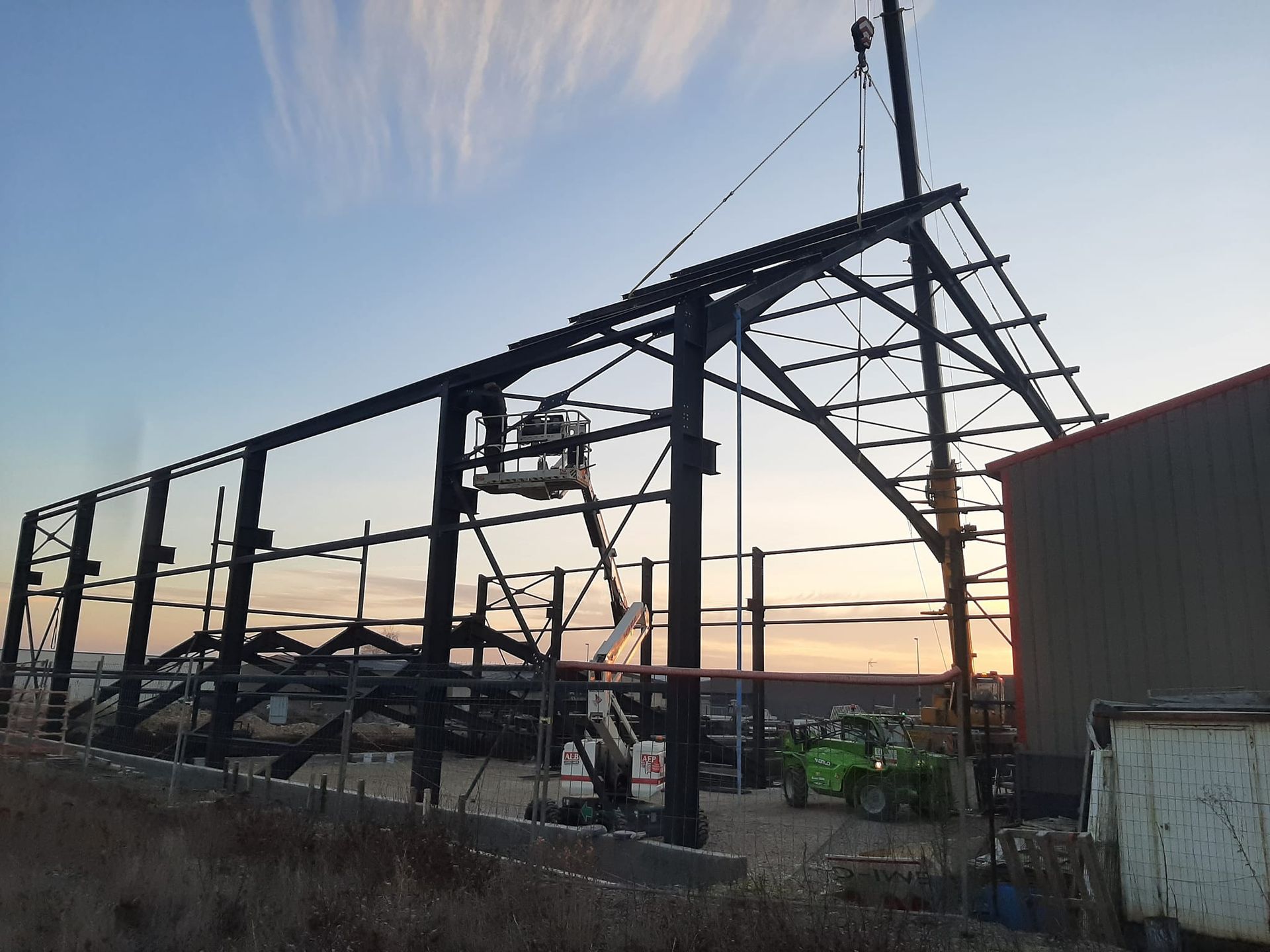 Mise en place d'une charpente métallique à l'aide de grues