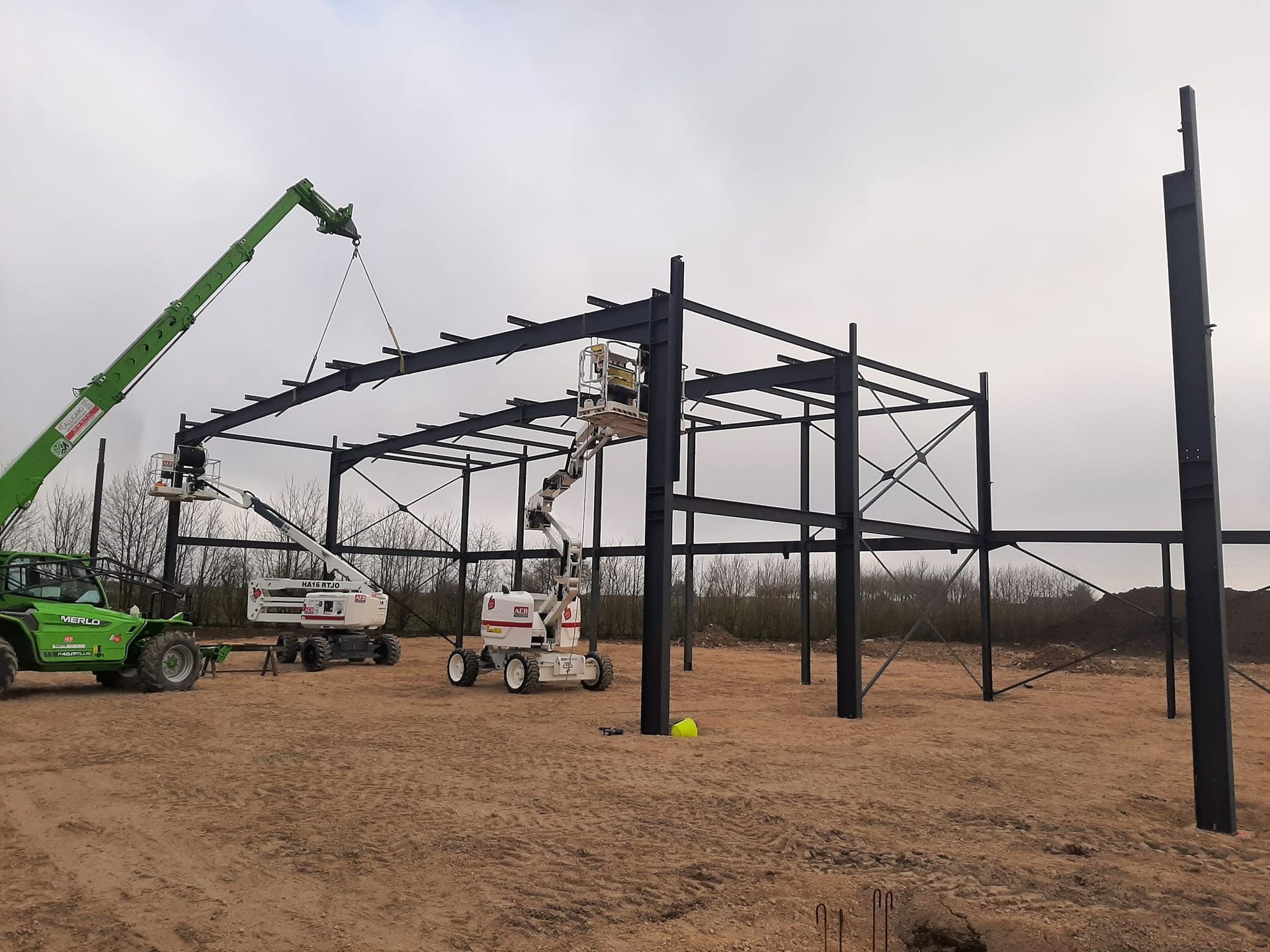 Grue et élévateur sur un chantier de construction d'une charpente métallique