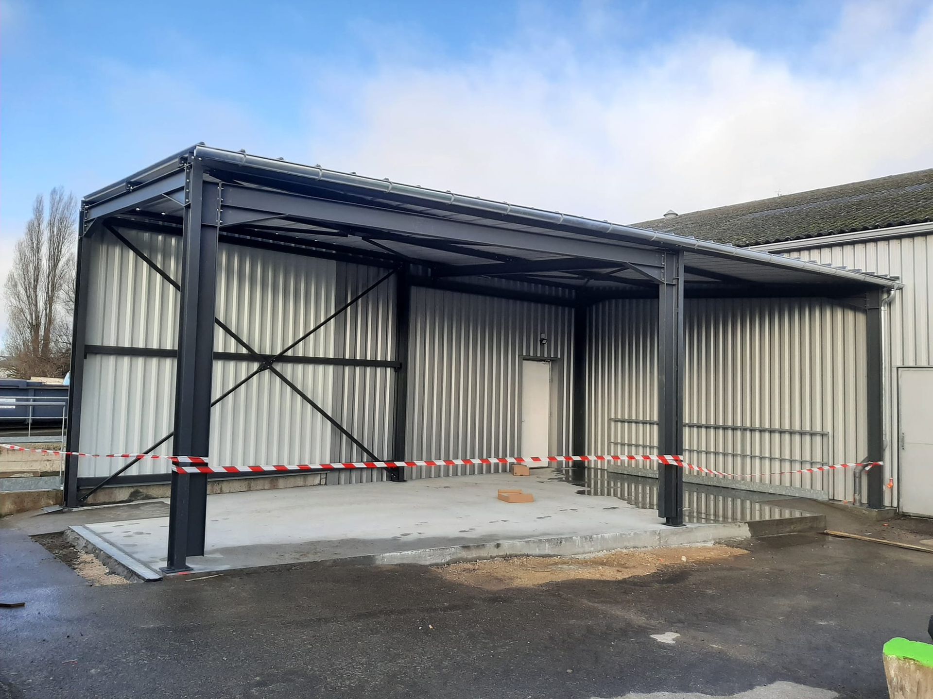 Extension de bâtiment à structure métallique et bardage