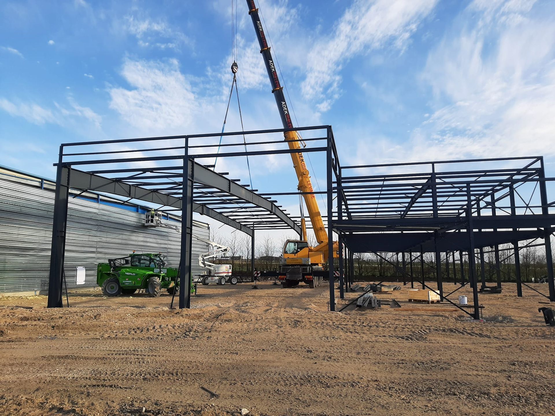 Une grue pendant le montage d'une charpente métallique