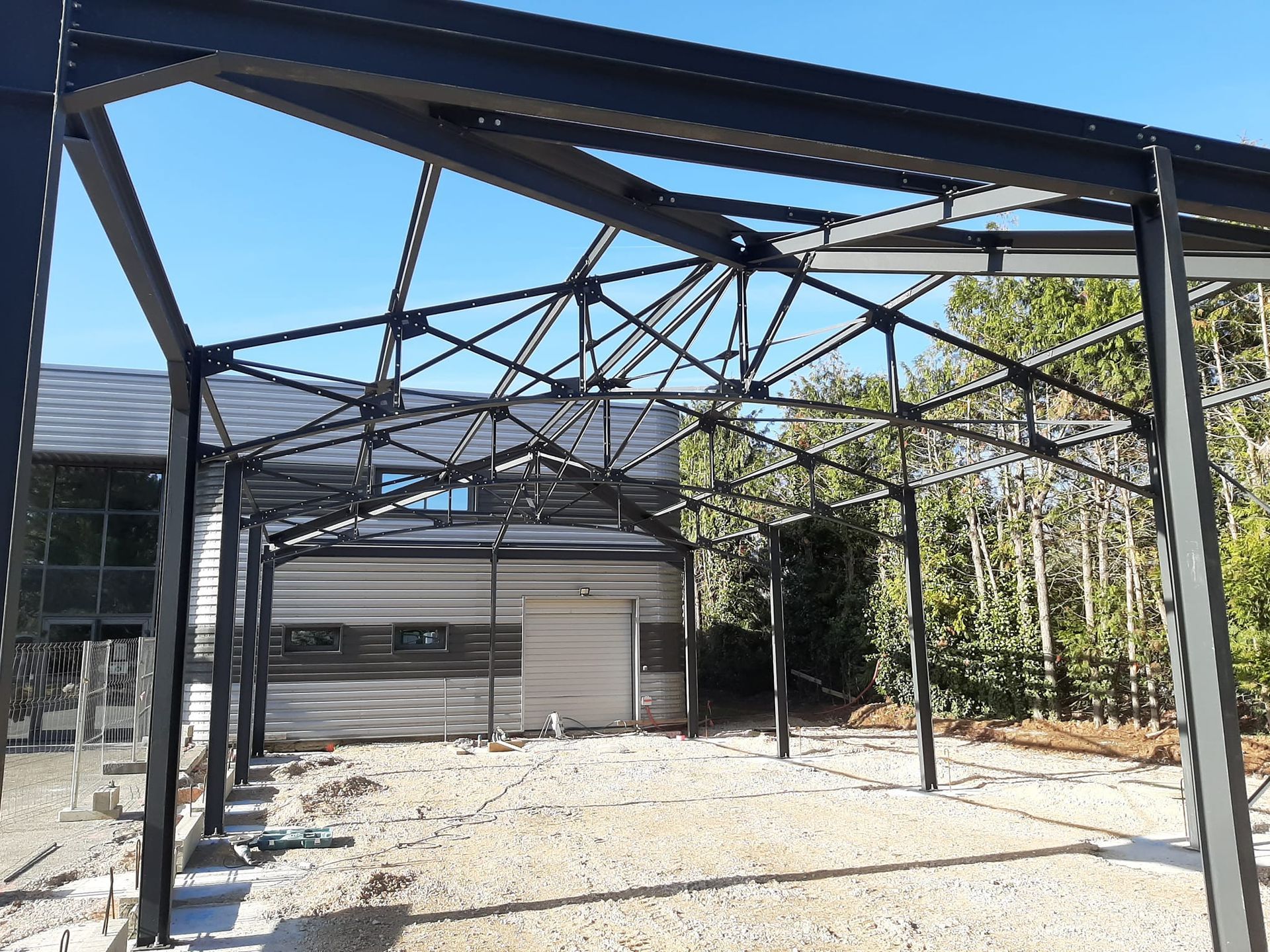 Construction d'une extension de bâtiment en métal