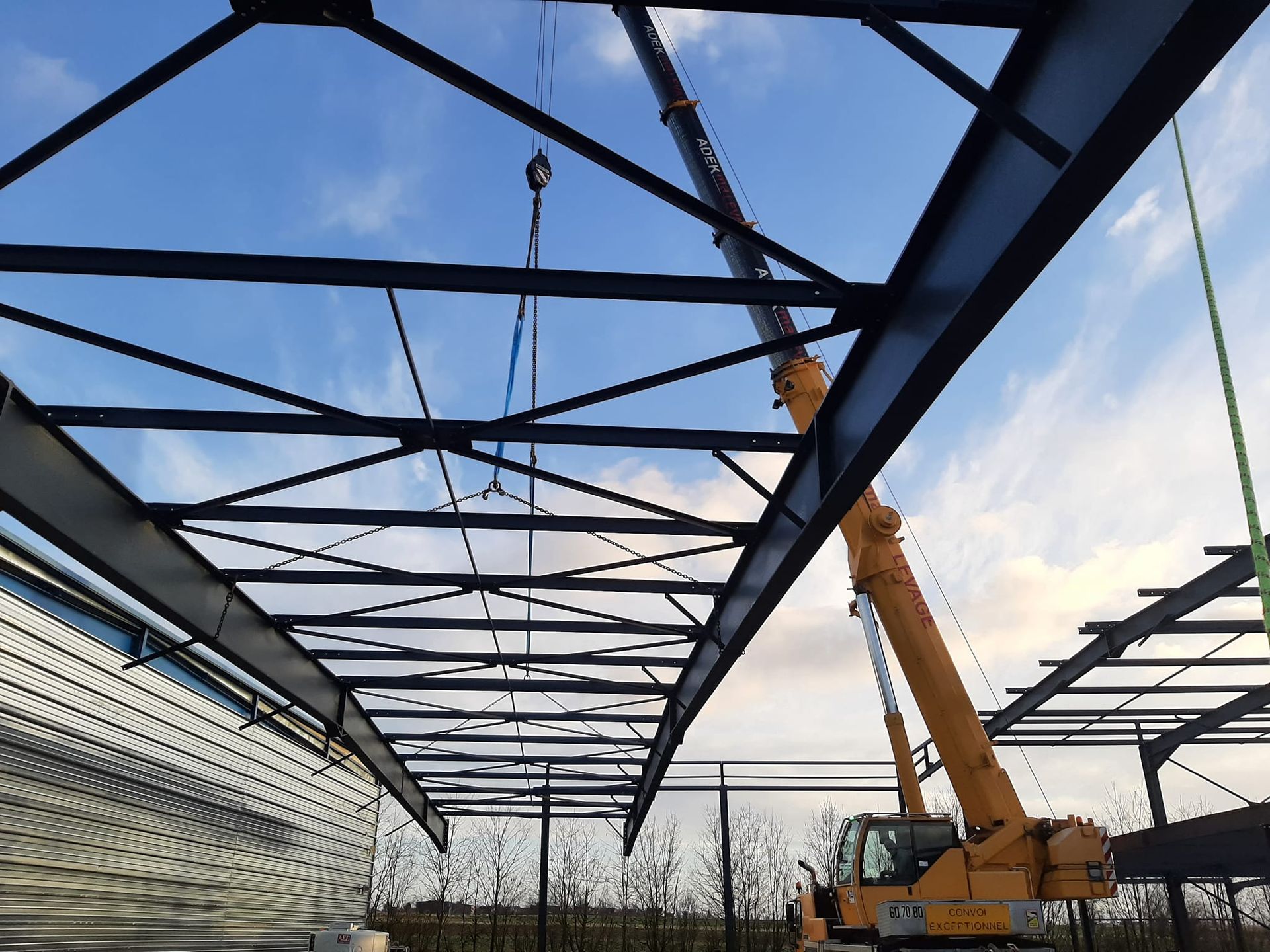 Installation des poutres métalliques à l'aide d'une grue