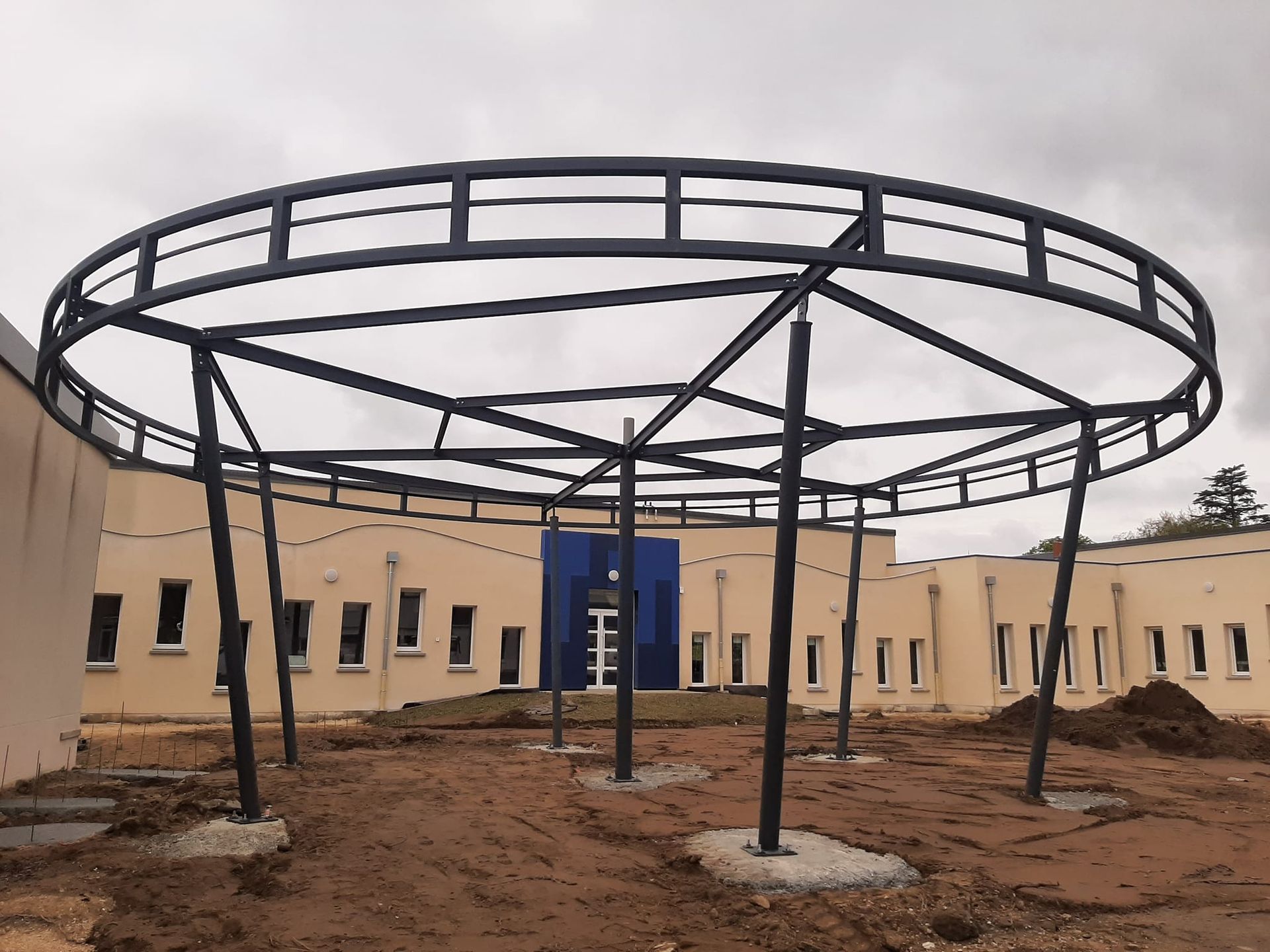 Tonnelle de forme ronde en métal