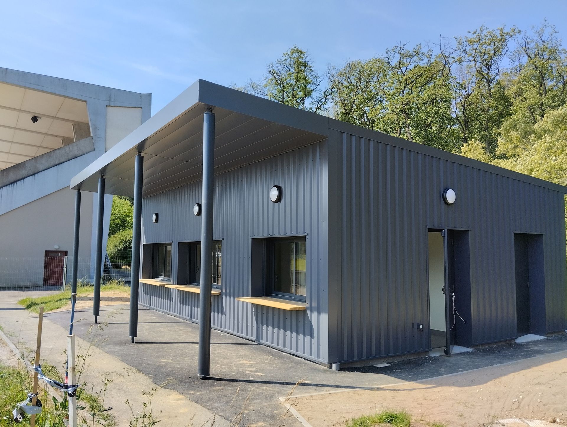 Local entièrement métallique