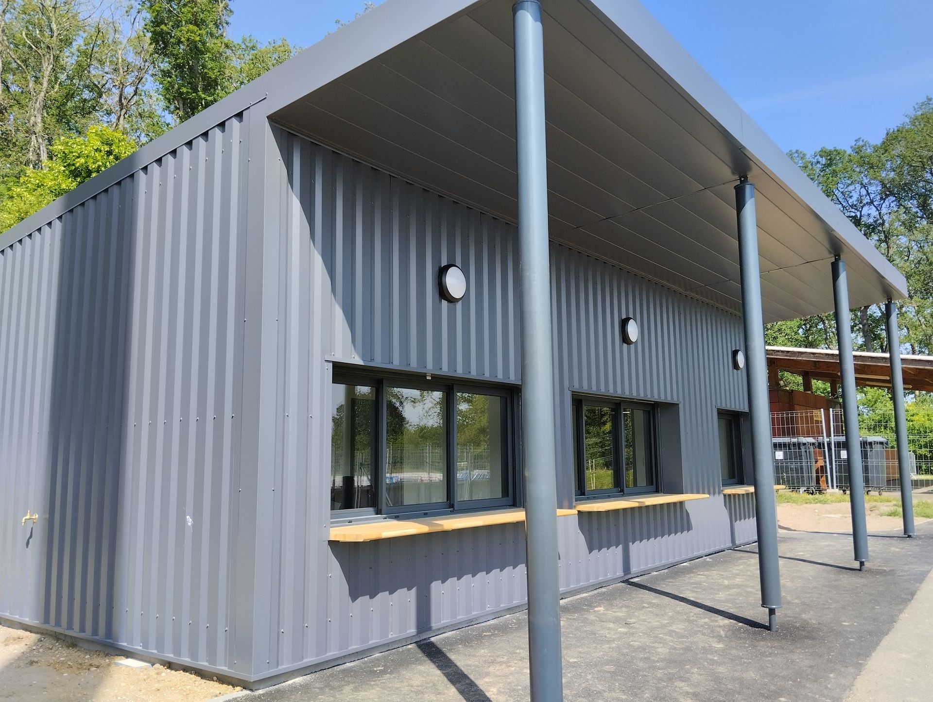 Bardage métallique pour un petit bâtiment administratif