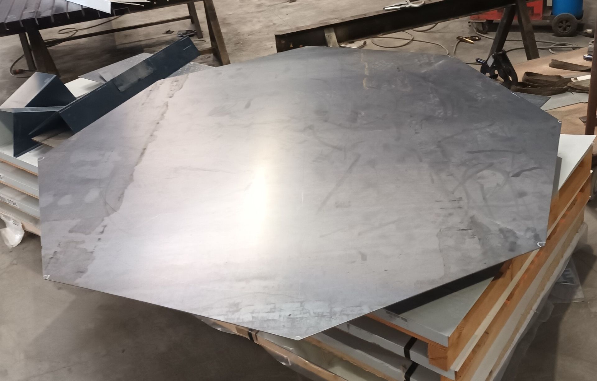 Plaque en métal de forme octogonale