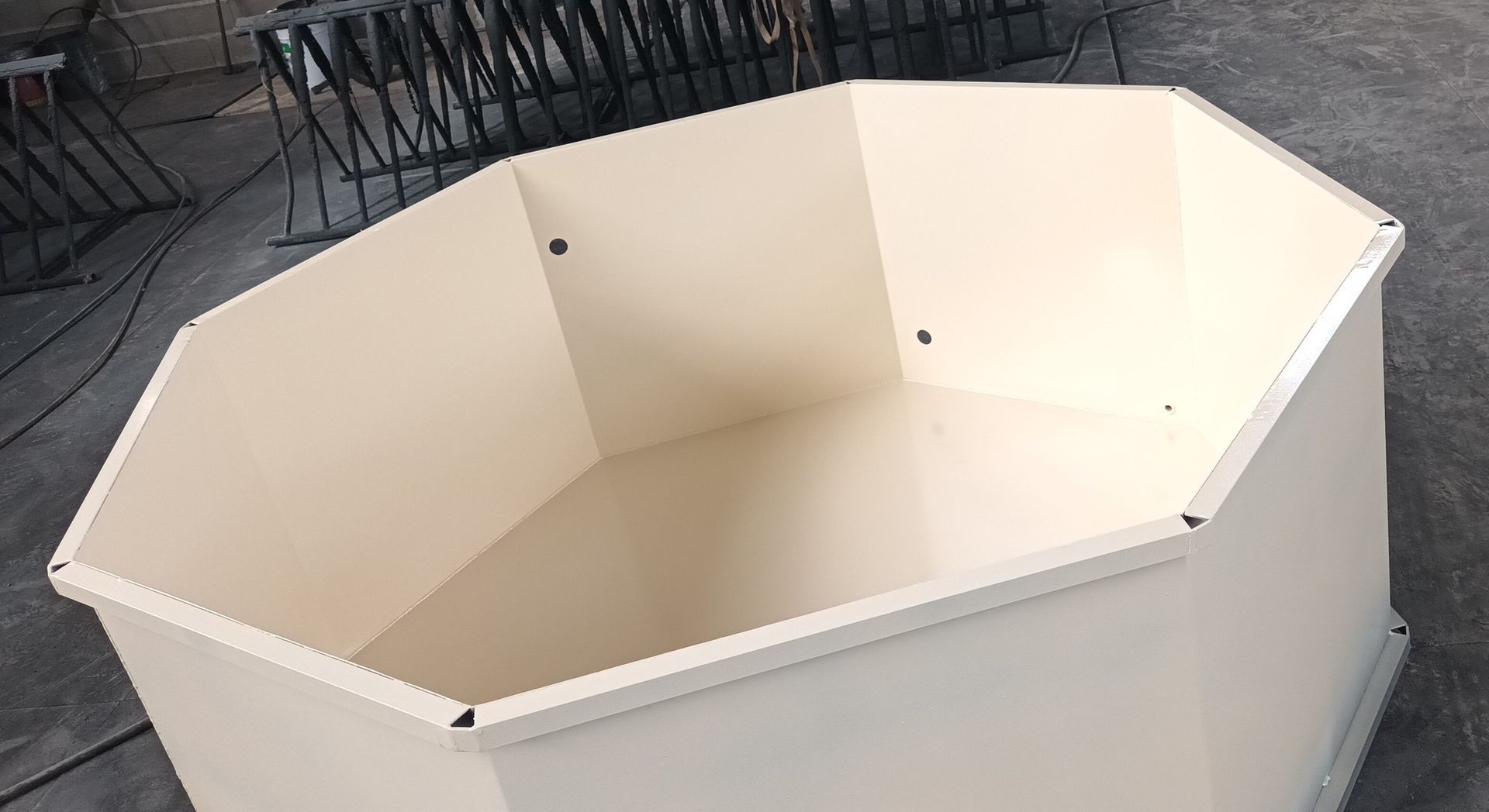 Bac polygonal en métal et couche de peinture de couleur crème