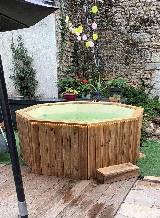 Bac à piscine bardé de bois