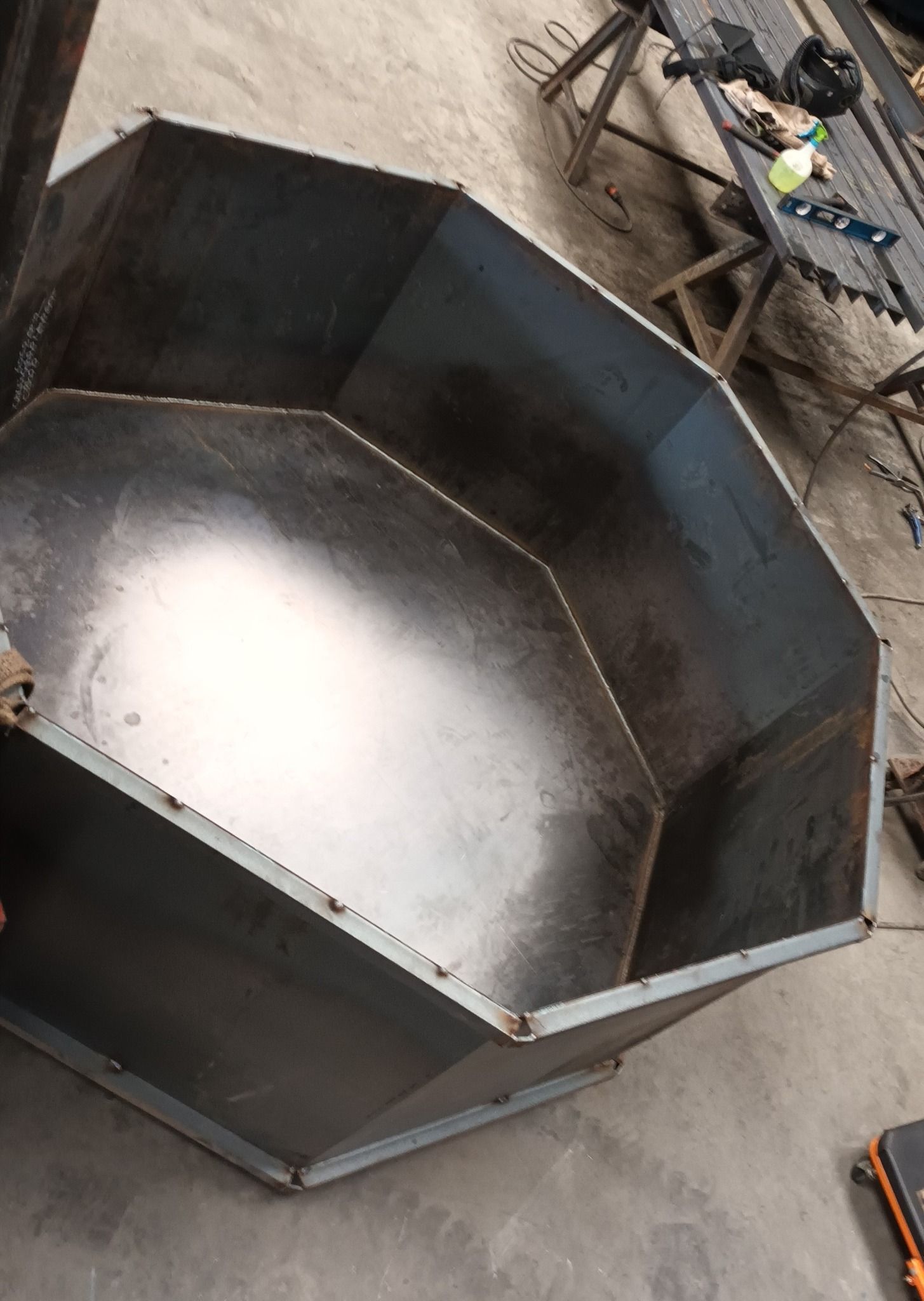 Bac polygonal en métal