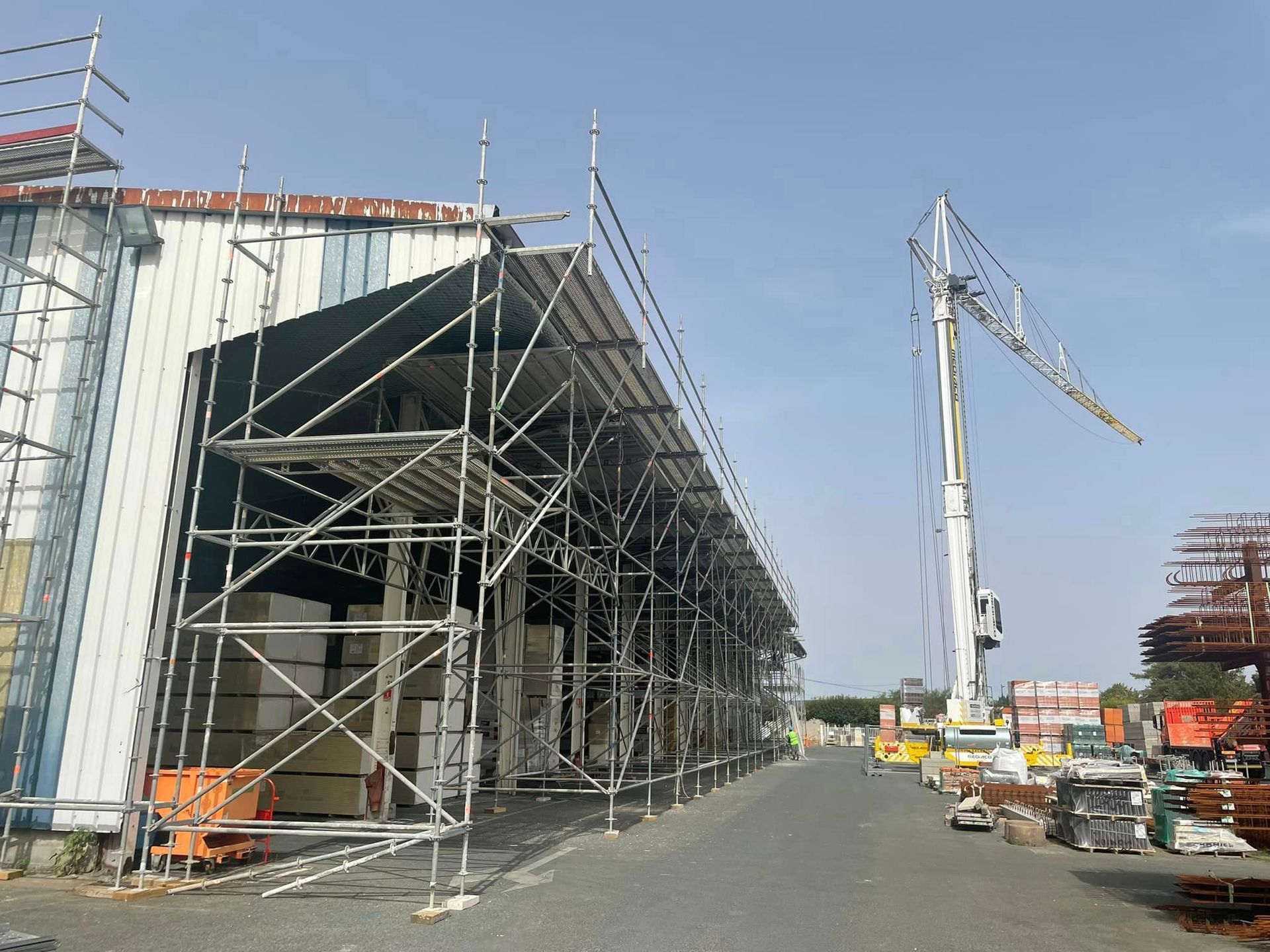 Échafaudages pour rénovation de bâtiment en métal