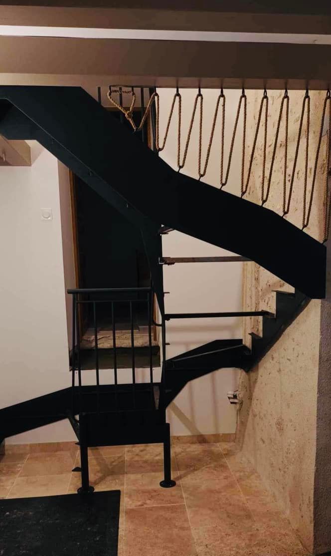 Construction d'un escalier métallique noir chez un particulier