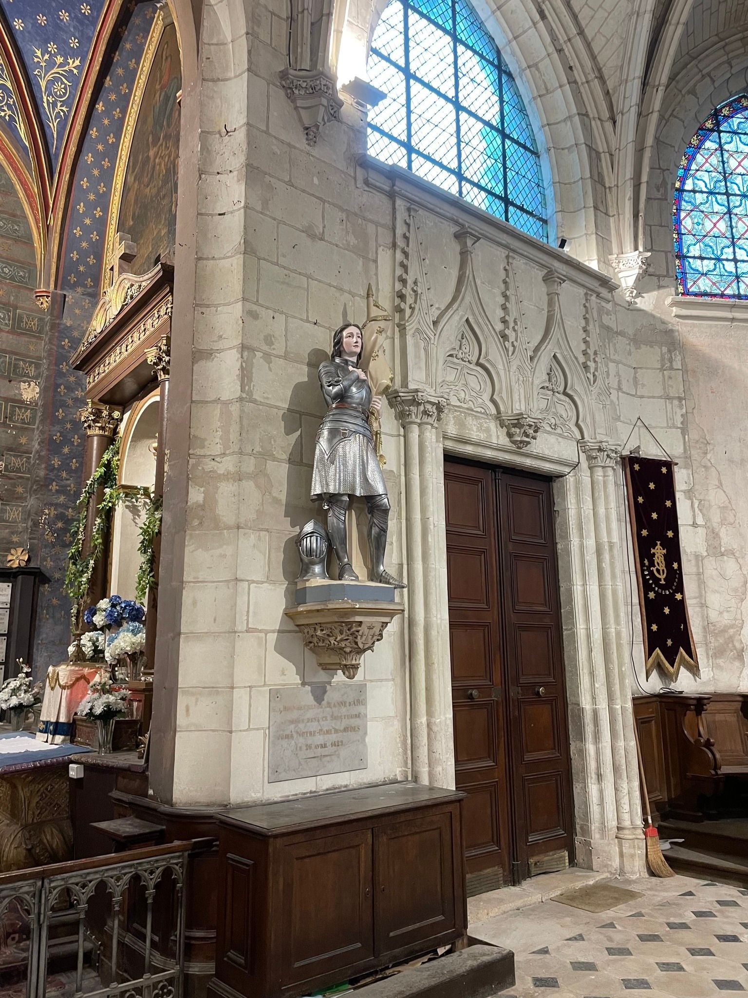 Statue métallique dans une église