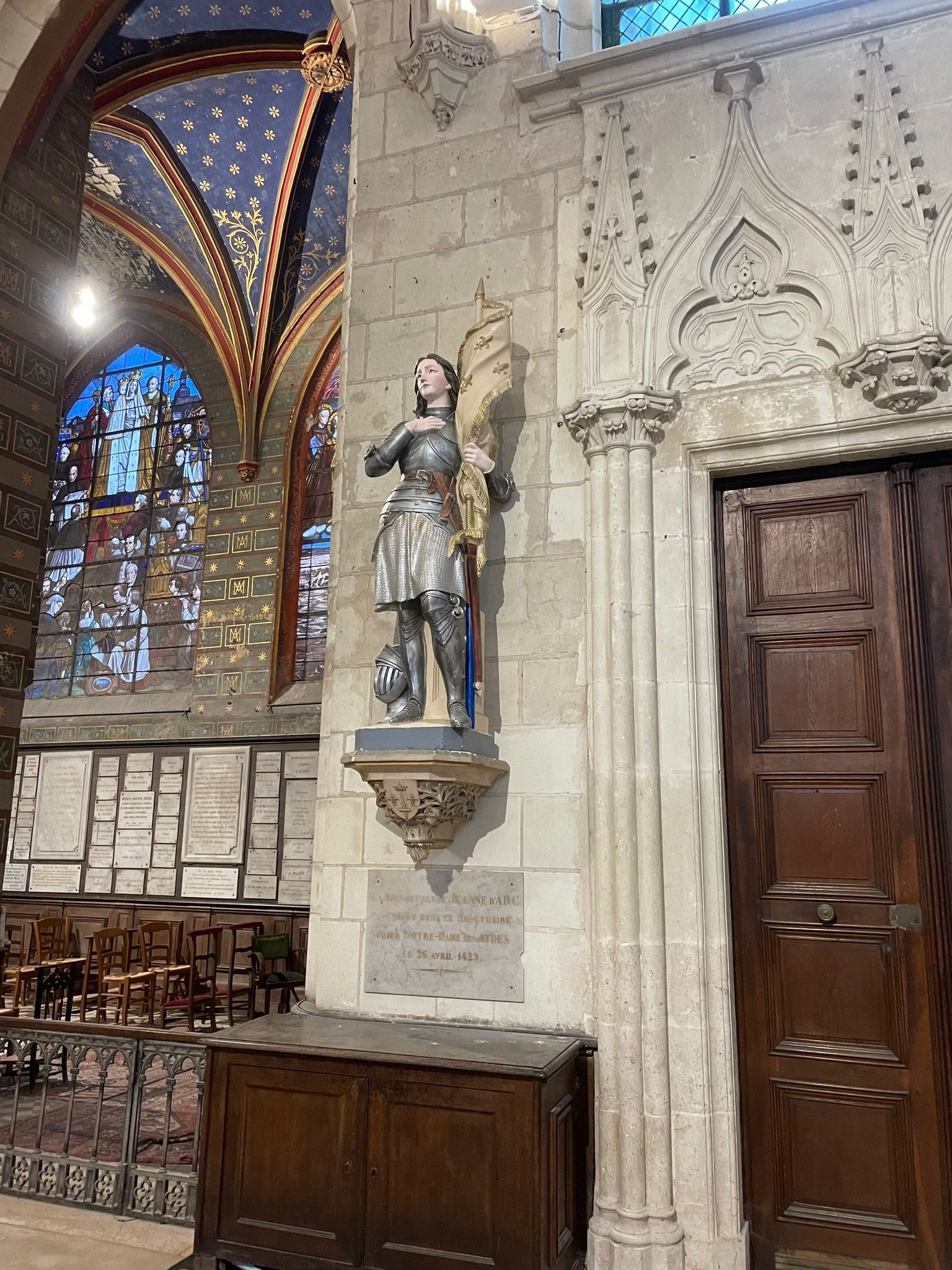 Statut métallique à l'effigie de Jeanne d'Arc