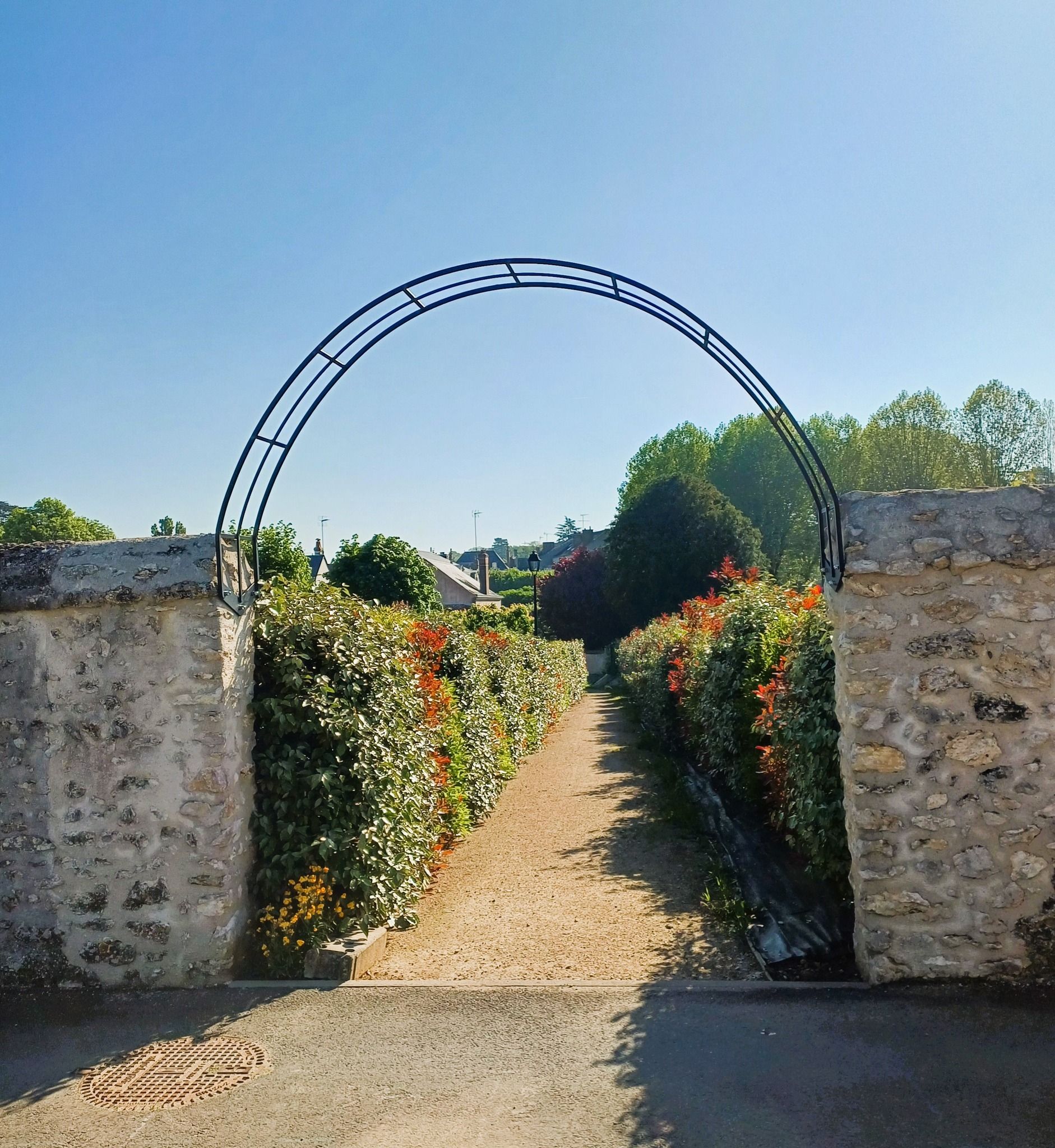 Marquise métallique marquant l'entrée du jardin d'un particulier