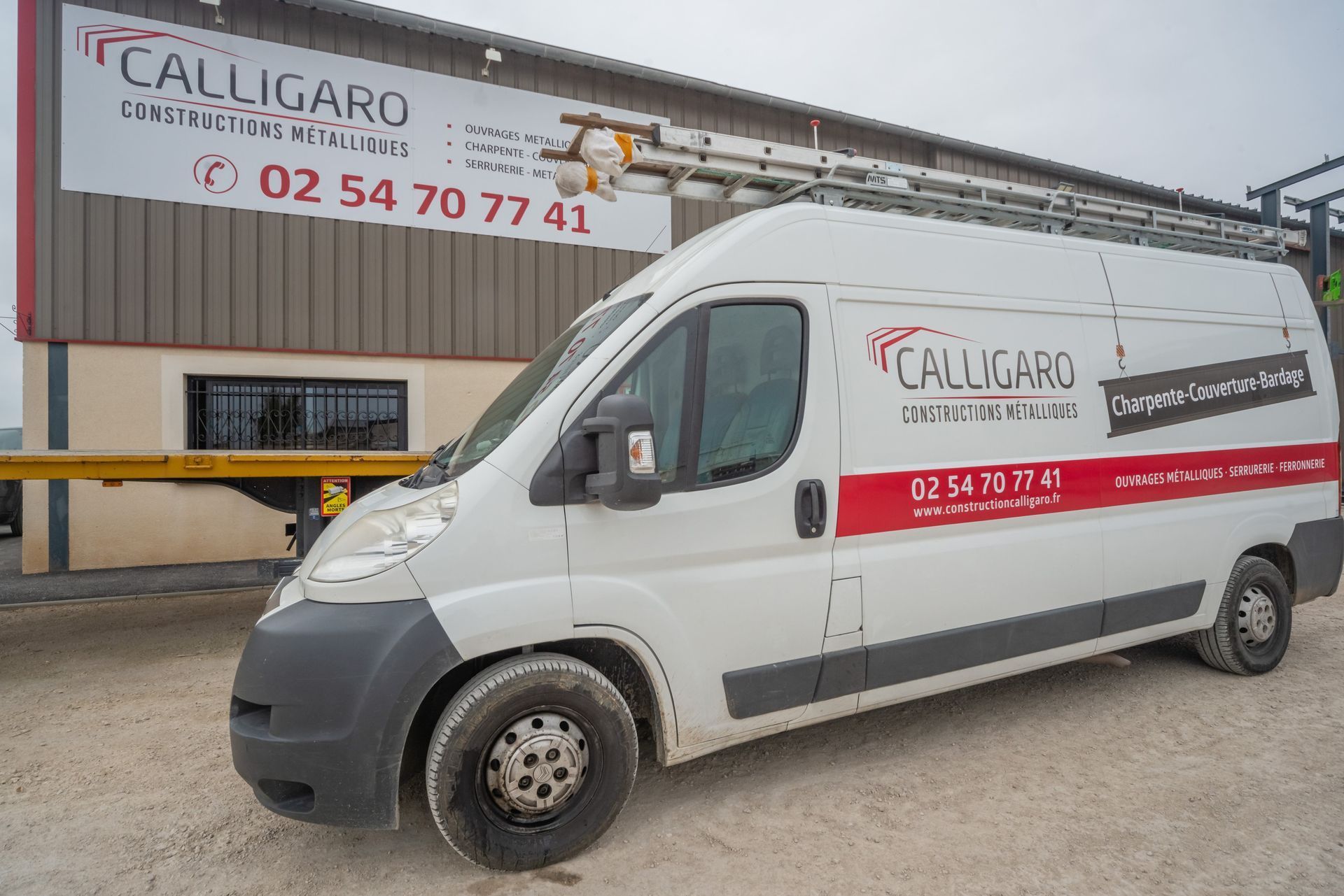 Camion de la flotte devant les ateliers Calligaro