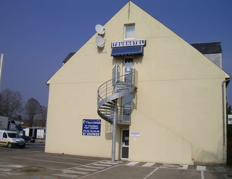 Extérieur de façade avec un escalier en colimaçon métallique
