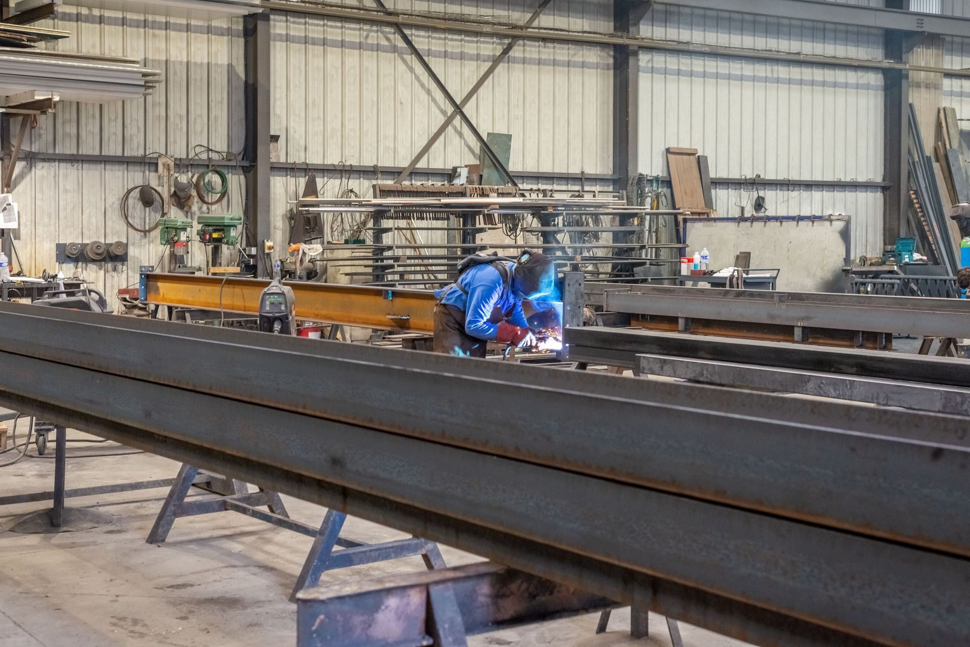 Un soudeur dans l'atelier Calligaro