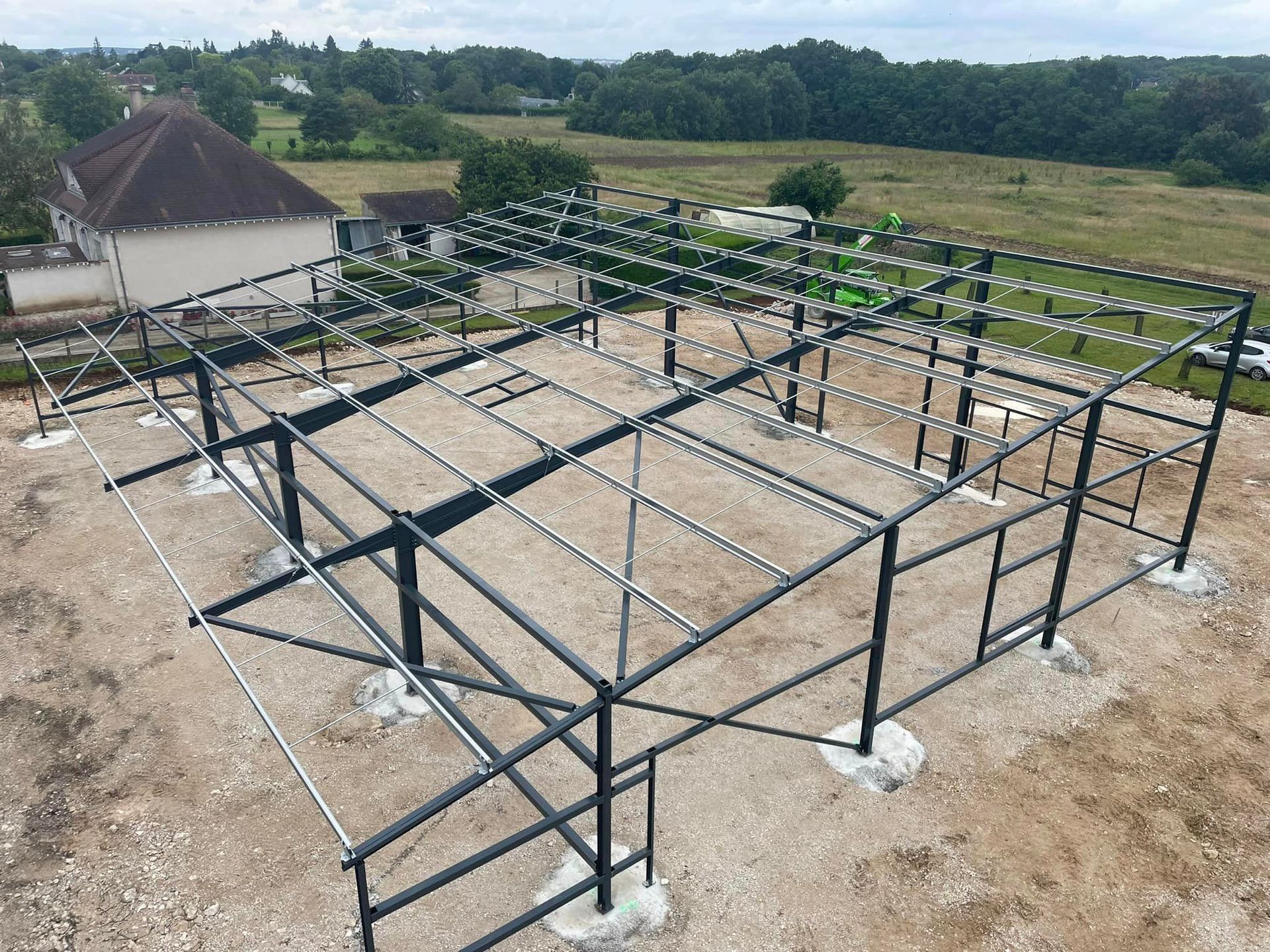 Ossature métallique pour un hangar, vue aérienne