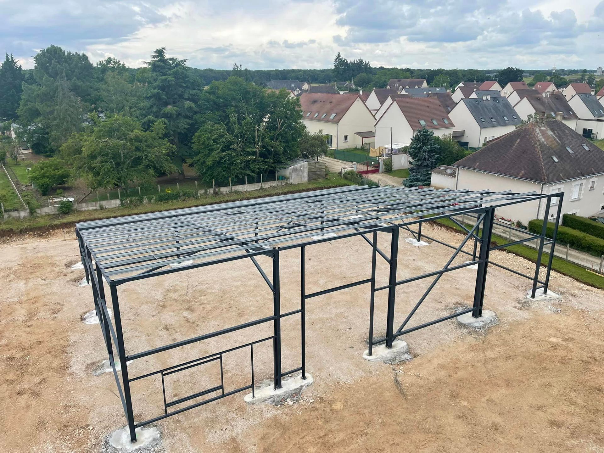 Bâtiment en construction avec ossature métallique
