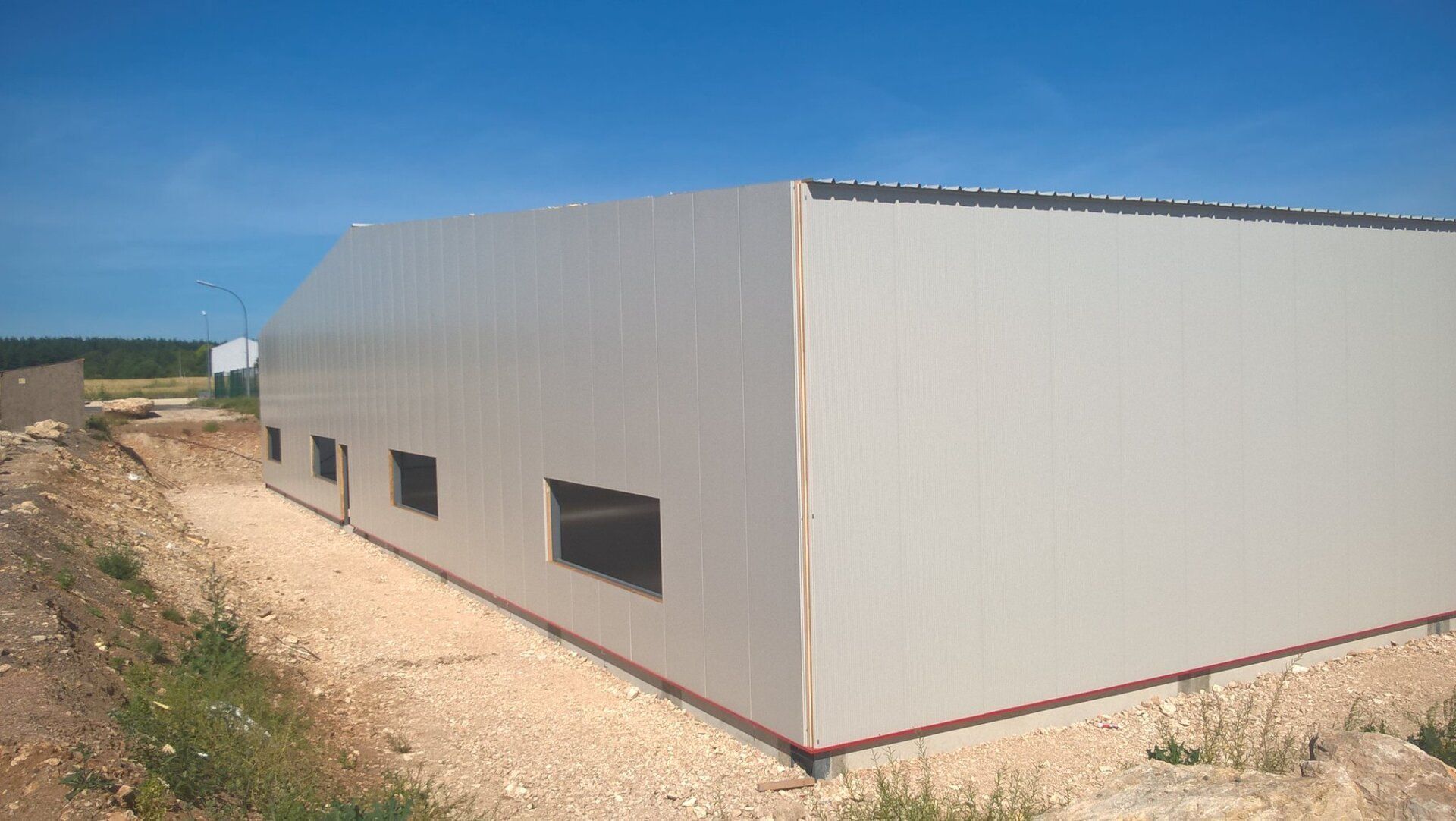 Entrepôt fini avec bardage en métal