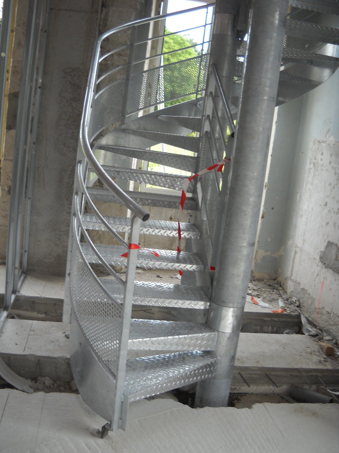 Bas d'un escalier en colimaçon métallique