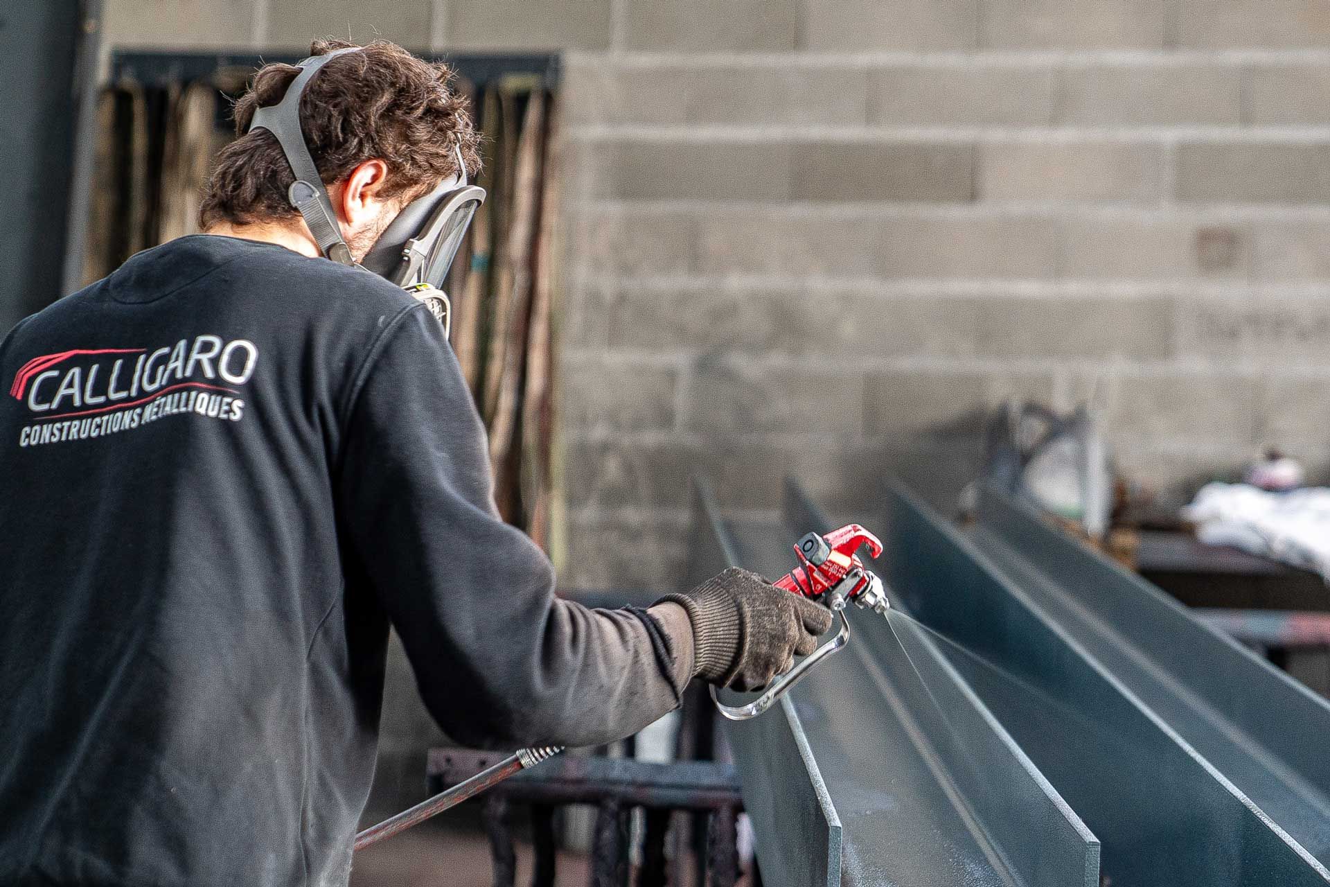 Un artisan au travail dans l'atelier Calligaro