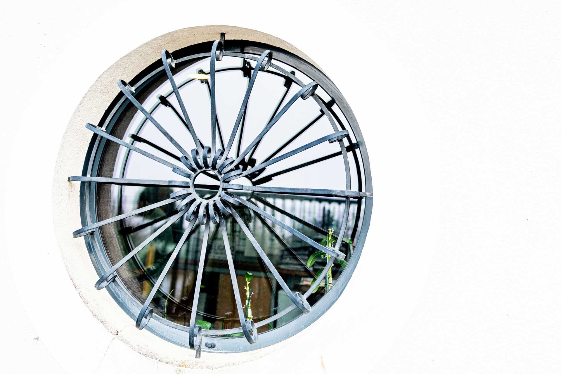 Lucarne ronde avec ferronnerie