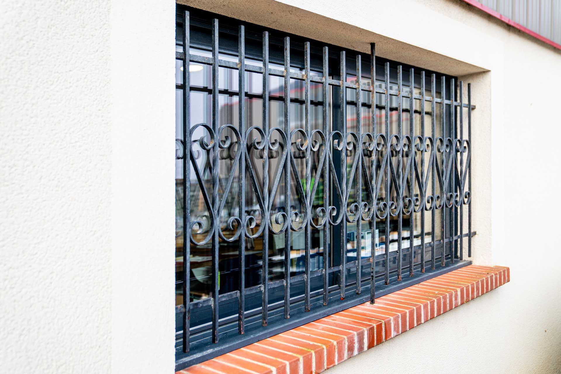 Ferronnerie pour la protection extérieure d'une fenêtre