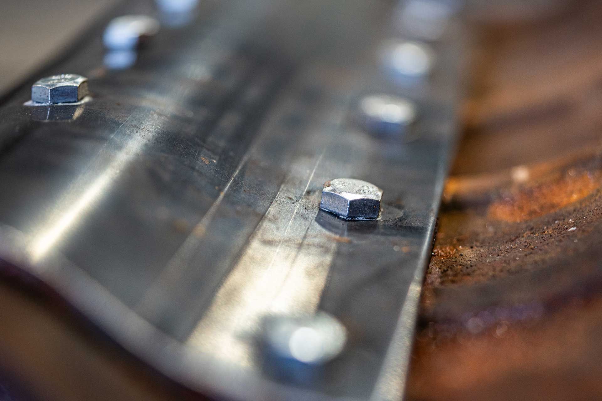 Gros plan sur des boulons en métal