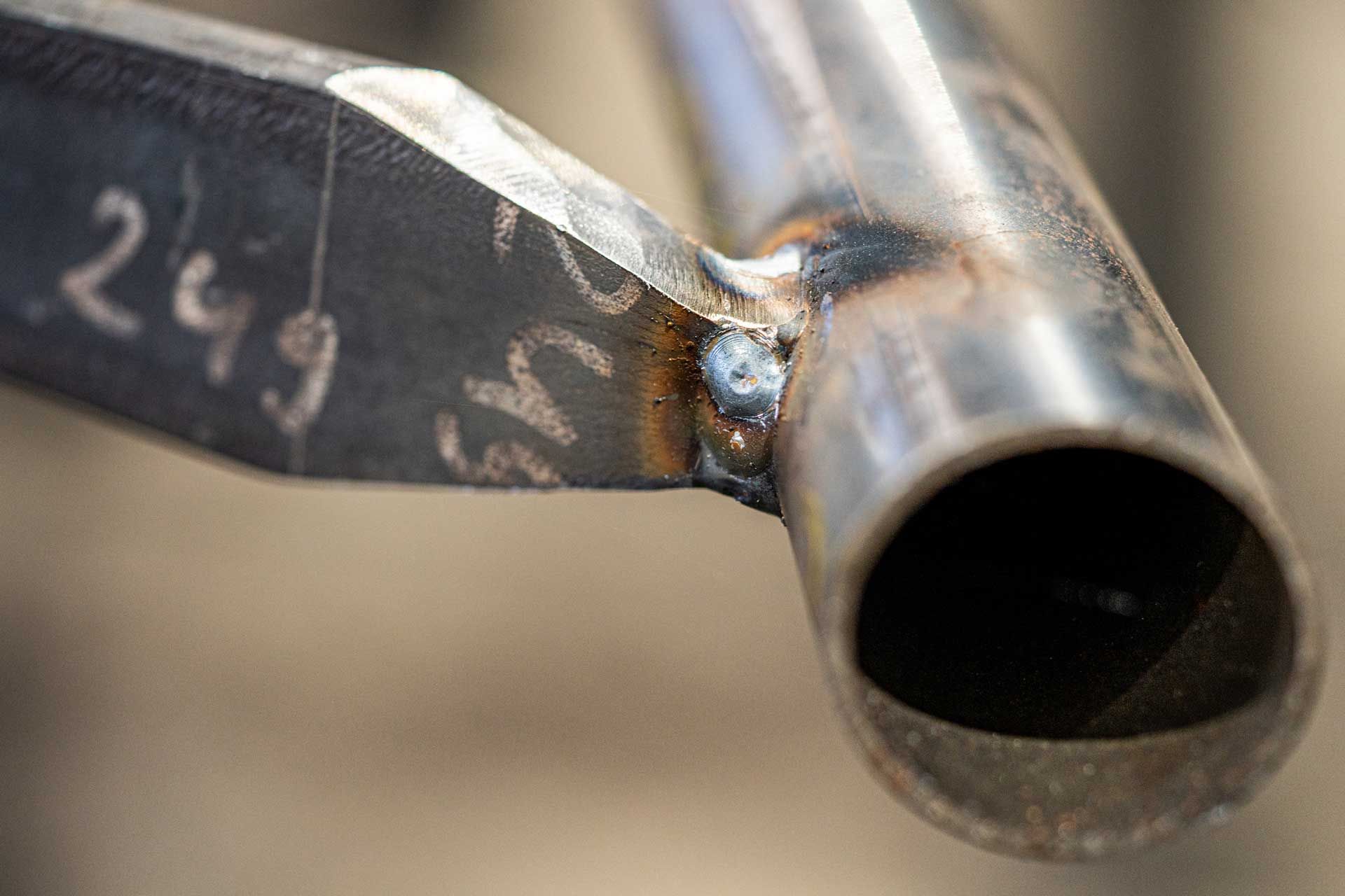 Gros plan sur la soudure d'un tube en métal