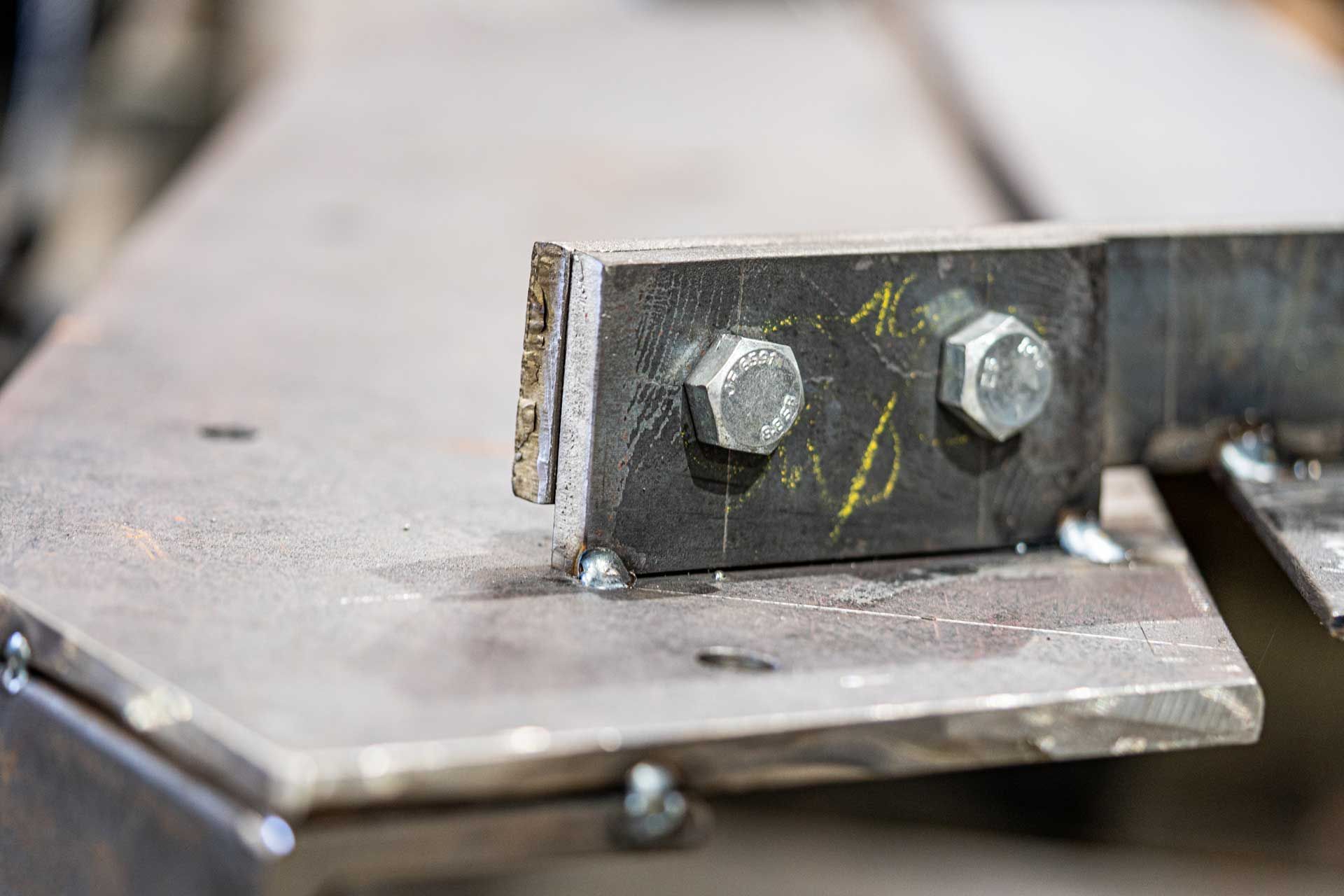 Gros plan sur une pièce de ferronnerie