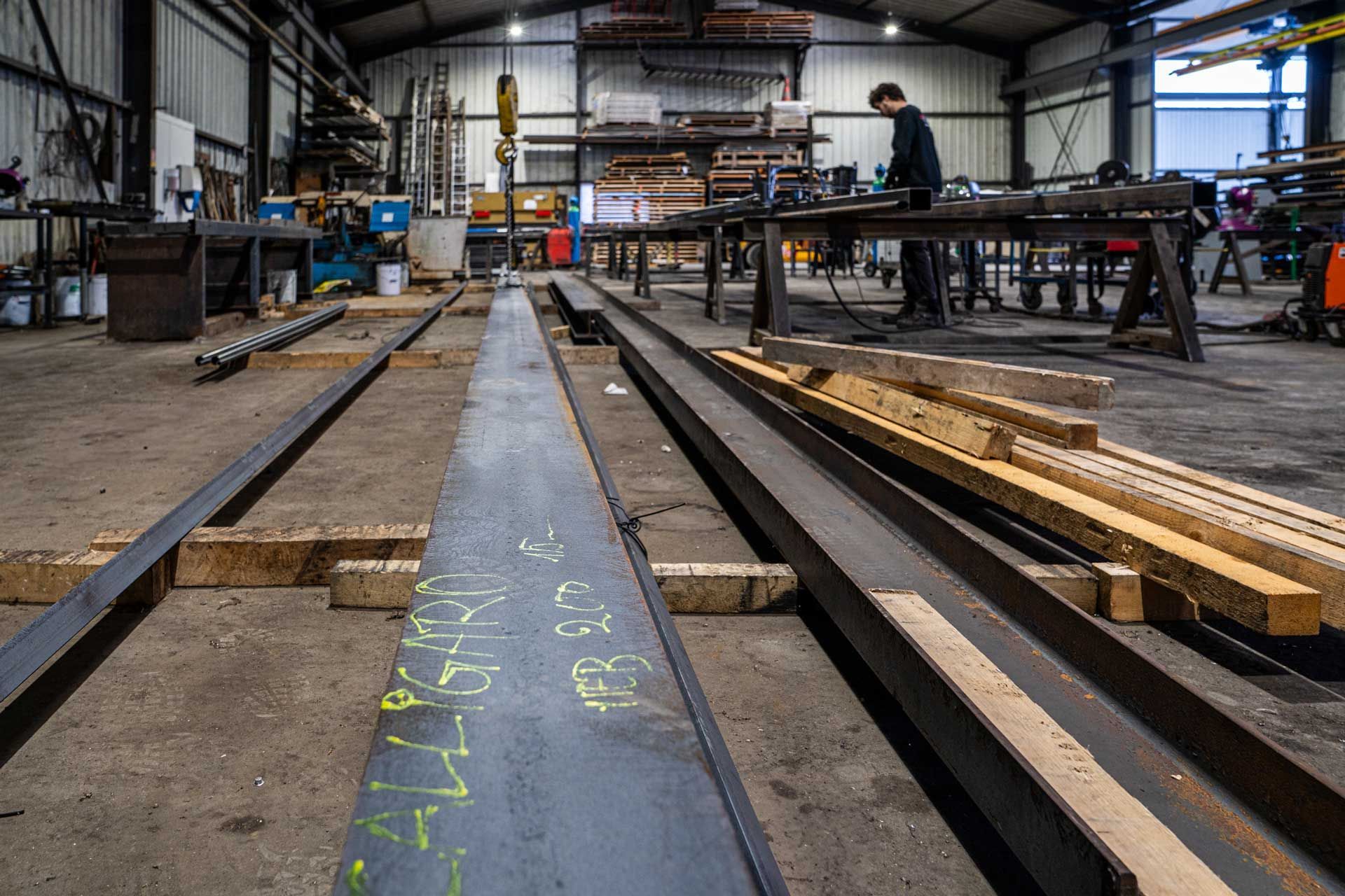Poutres en métal dans l'atelier Calligaro
