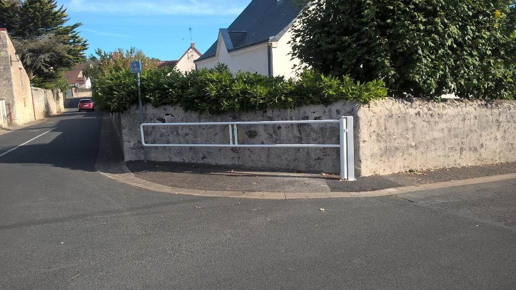 Barrière urbaine en métal et peinture blanche