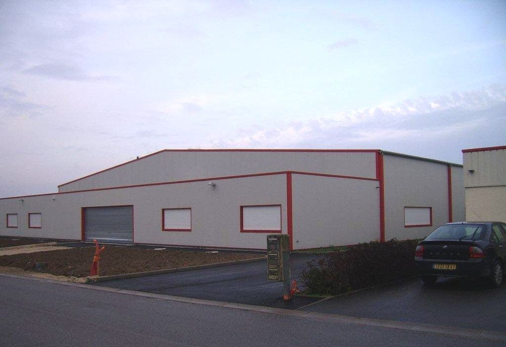 Entrepôt tout en bardage en métal aux tons crème