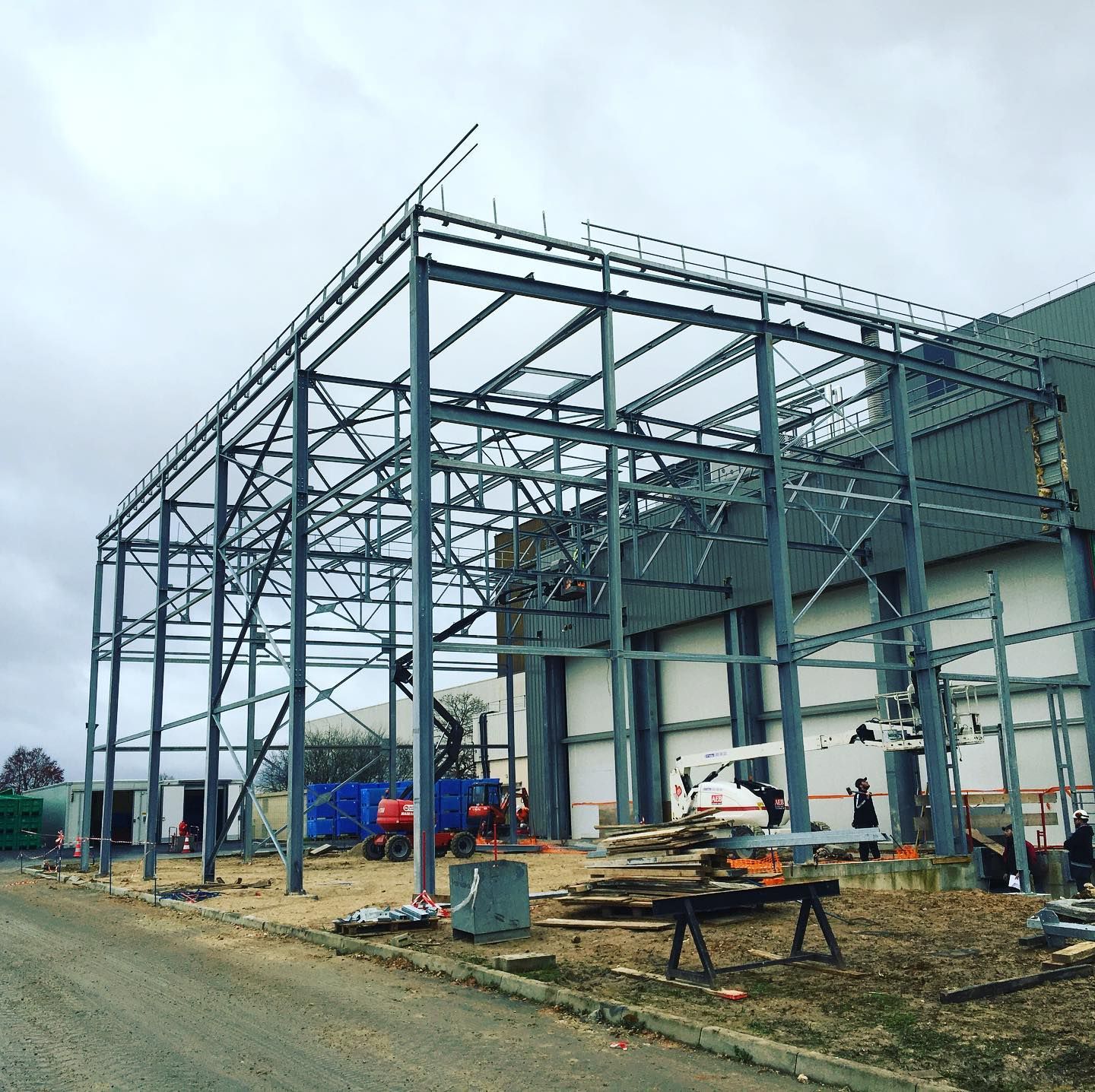 Assemblage d'une extension en métal attenante à un entrepôt