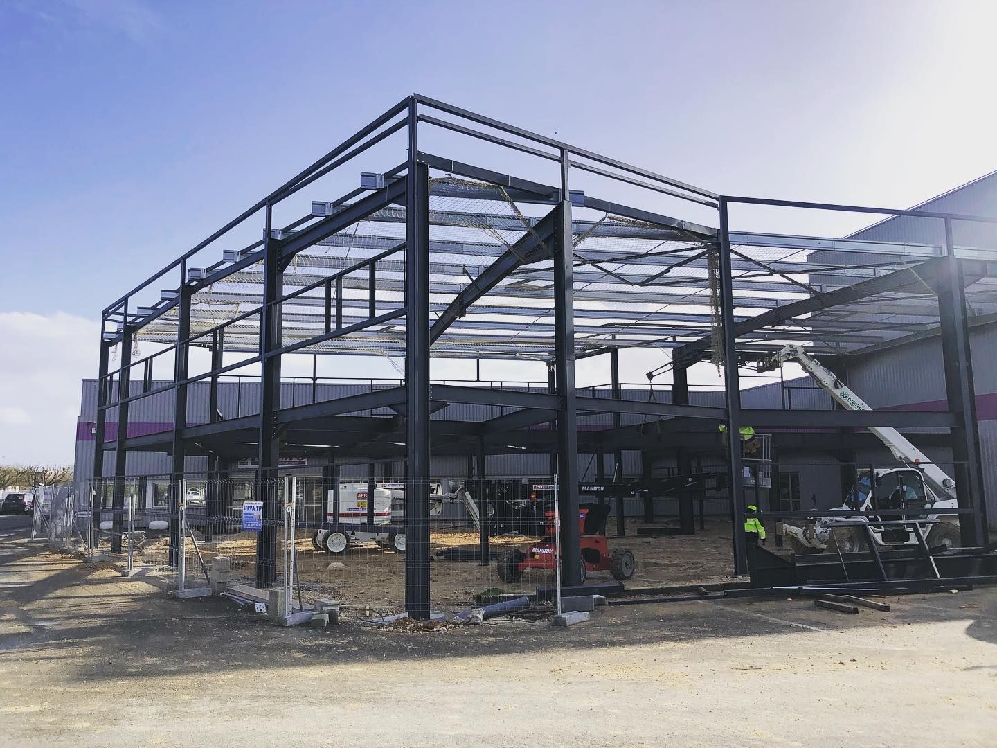 Extension d'entrepôt avec structure et charpente en métal