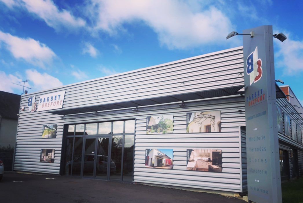 Magasin avec bardage métallique