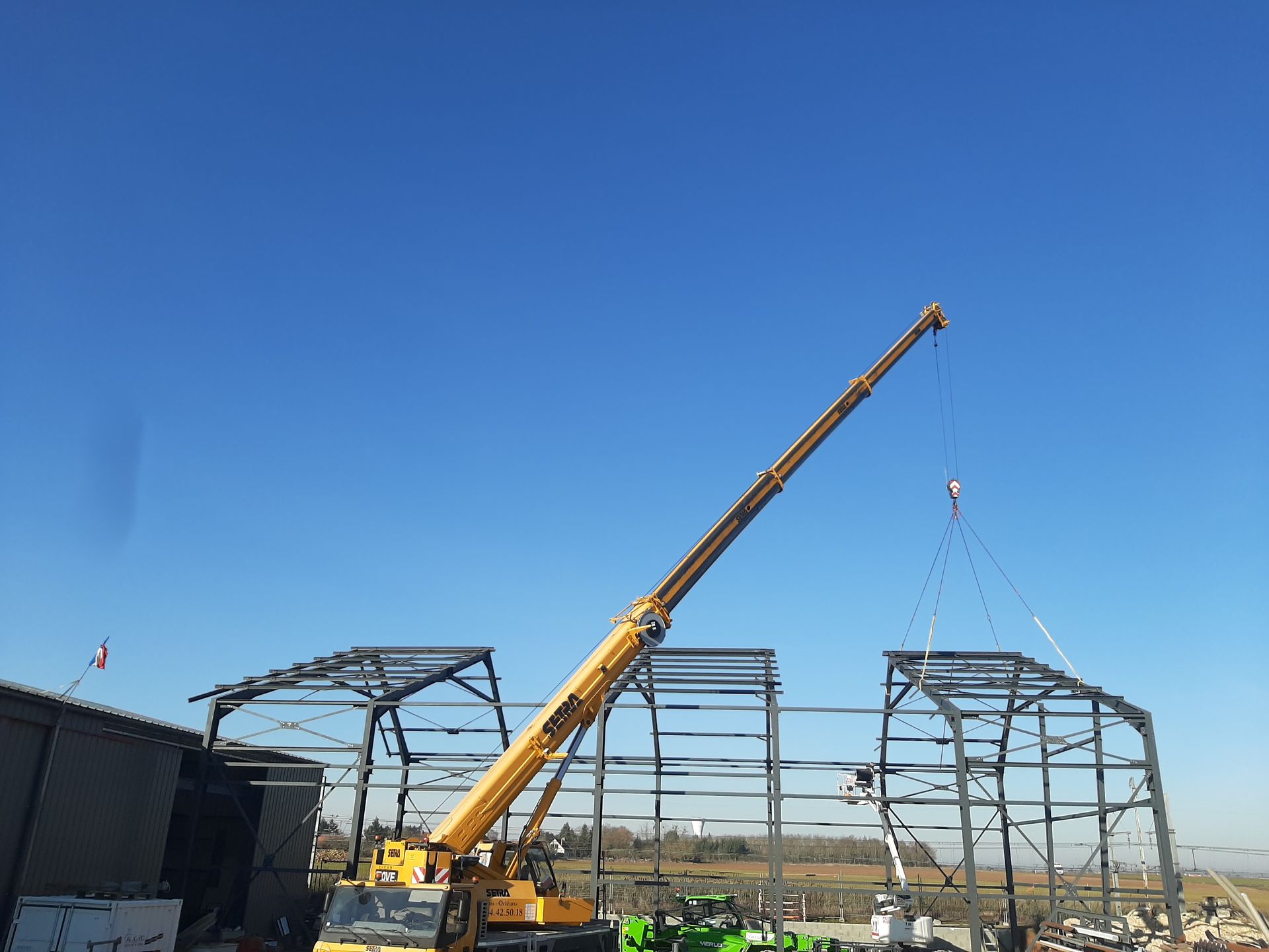Renforcement de charpente métallique à l'aide d'une grue
