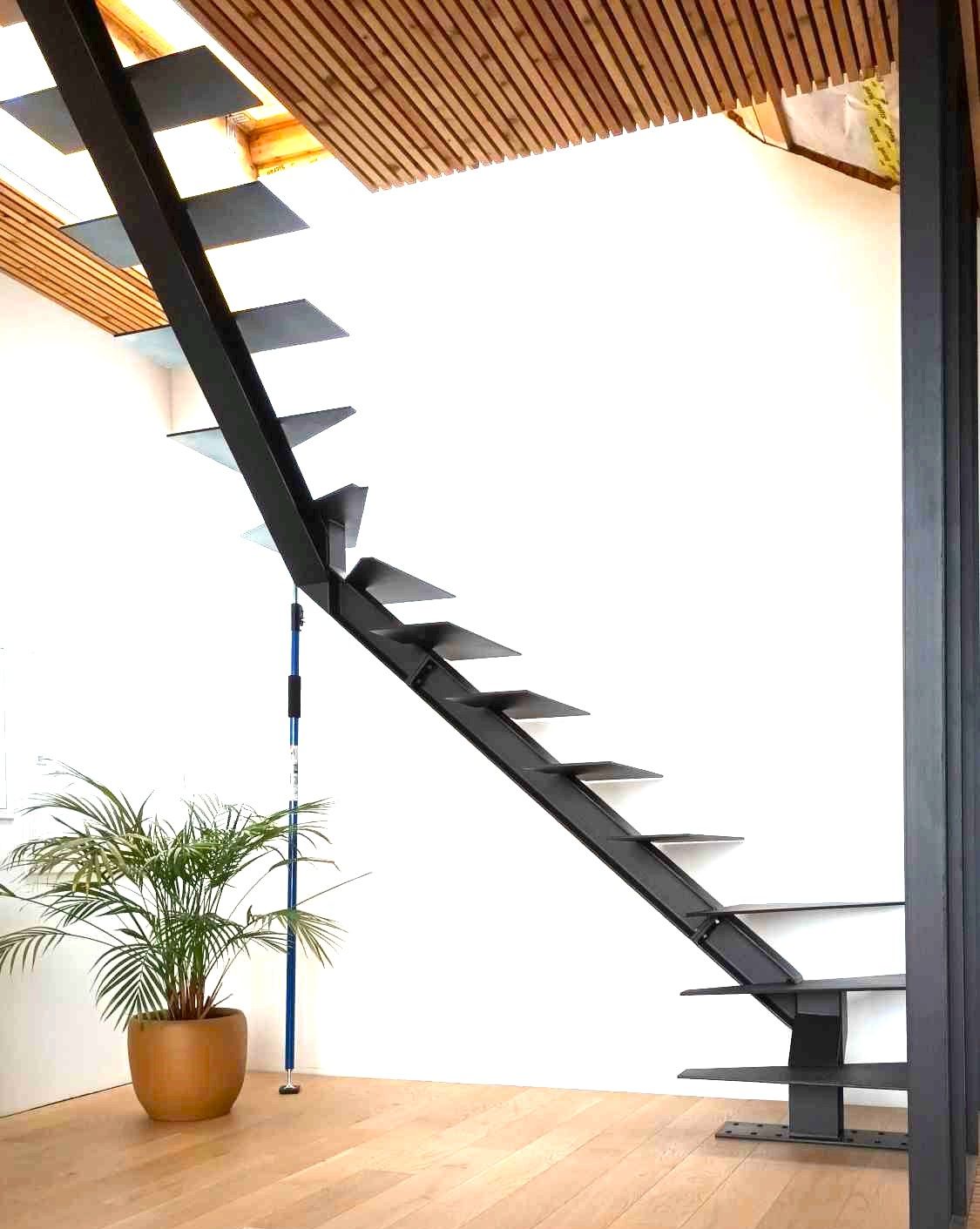 Escalier en métal noir design chez un particulier