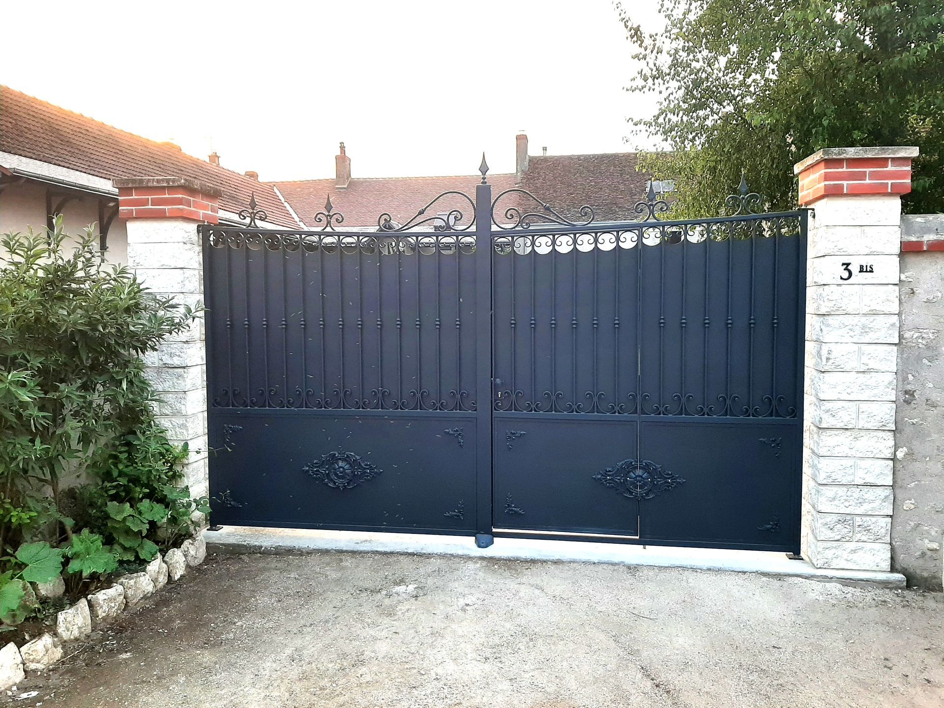 Portail métallique à battant pour l'entrée d'un particulier