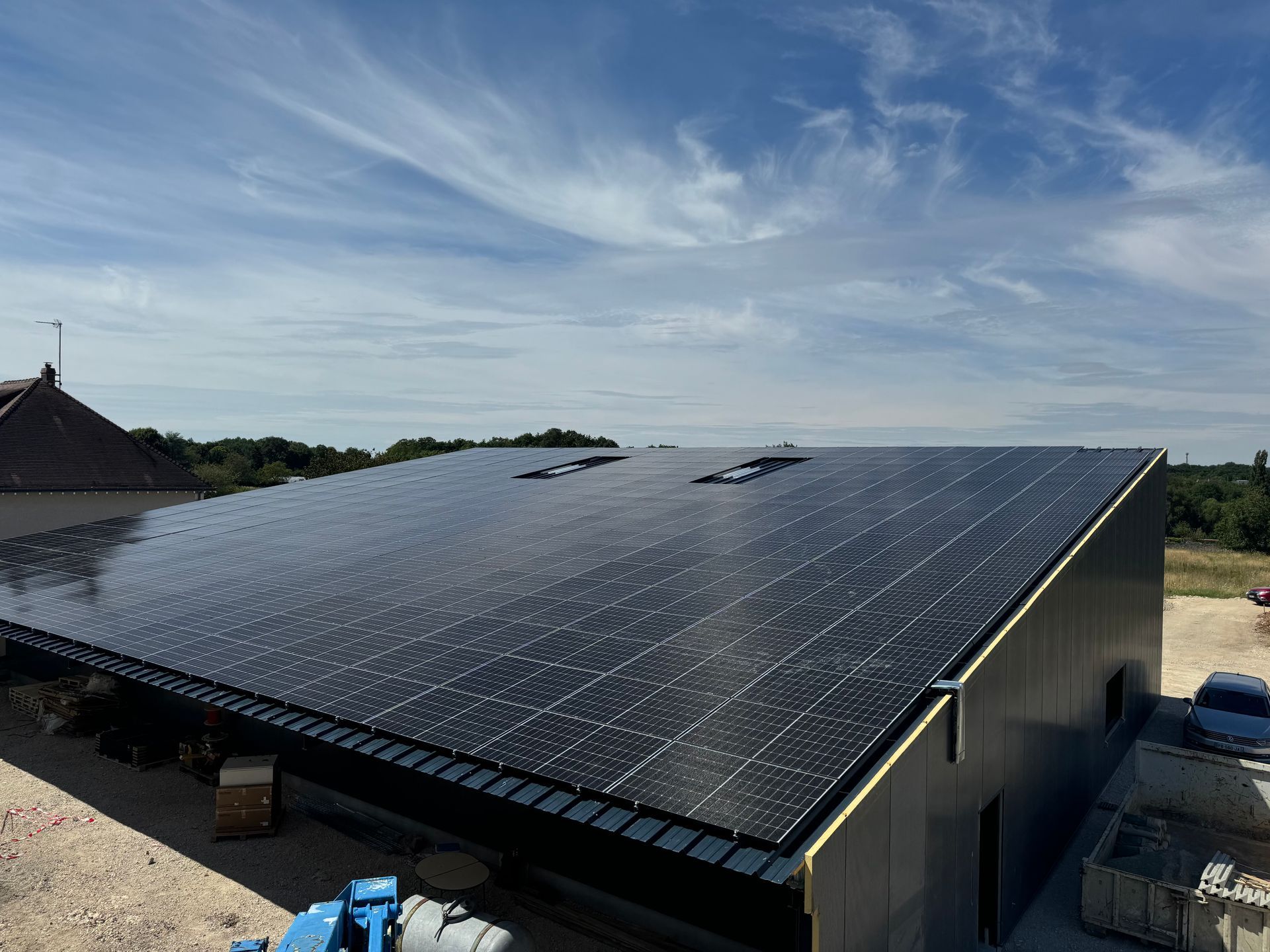 Charpente métallique avec panneaux solaires