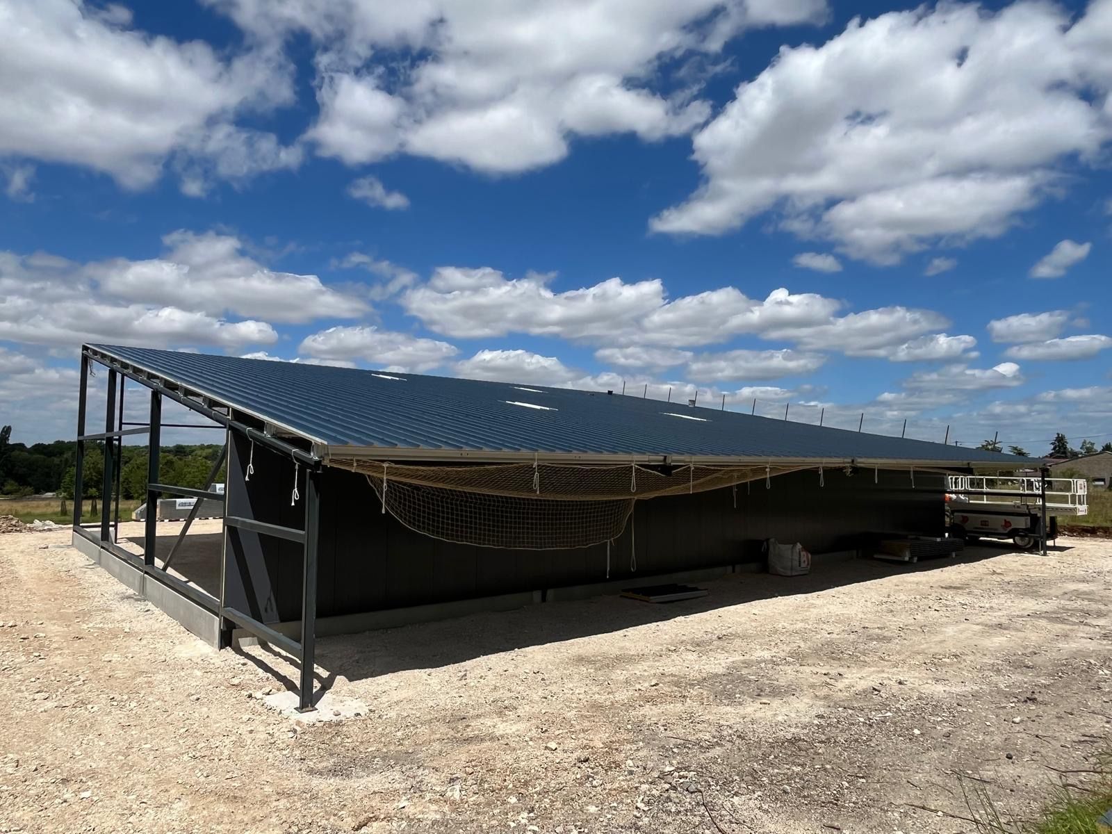 Charpente et couverture en métal pour un hangar