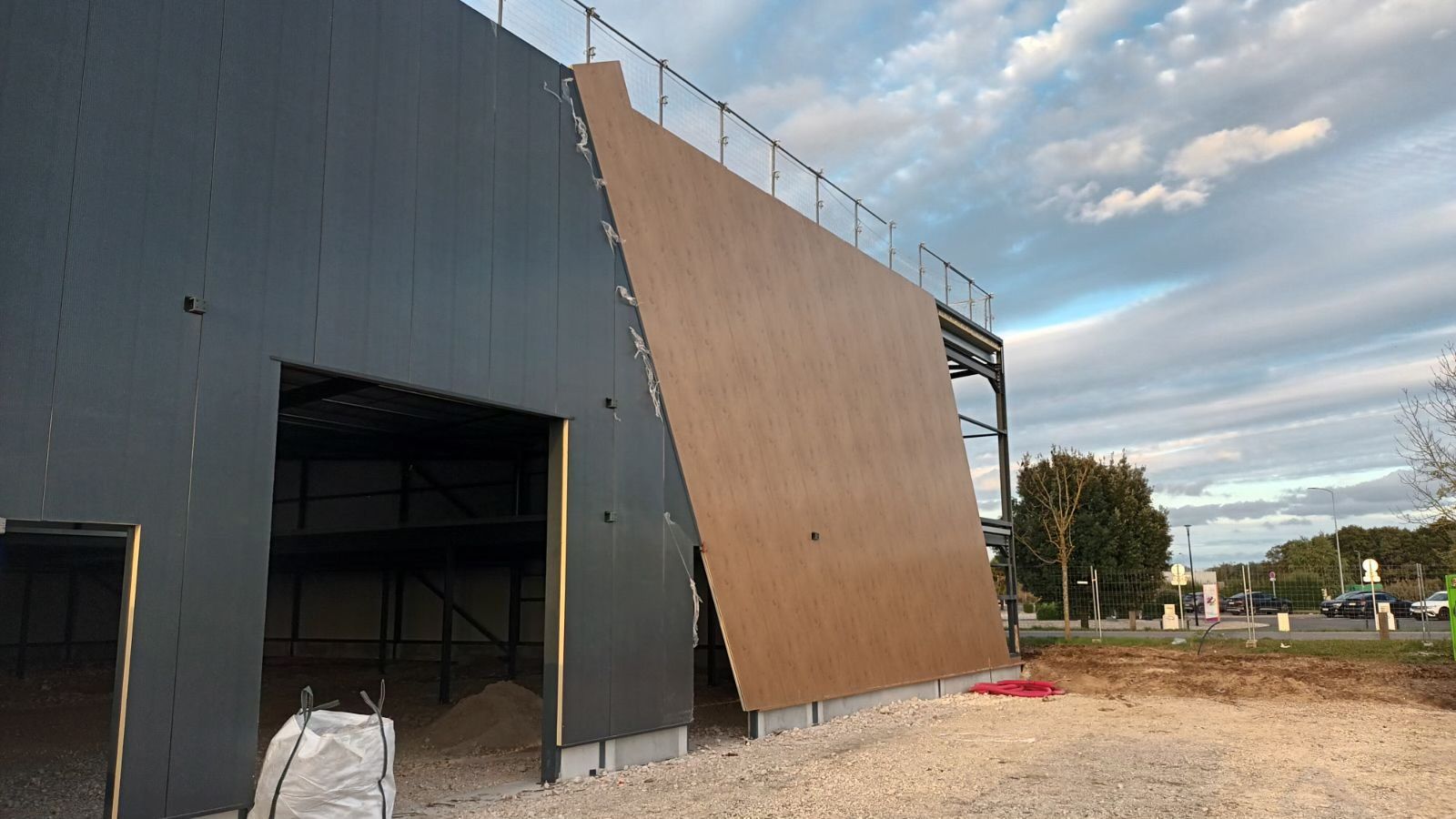 Bâtiment au bardage métallique imitation bois