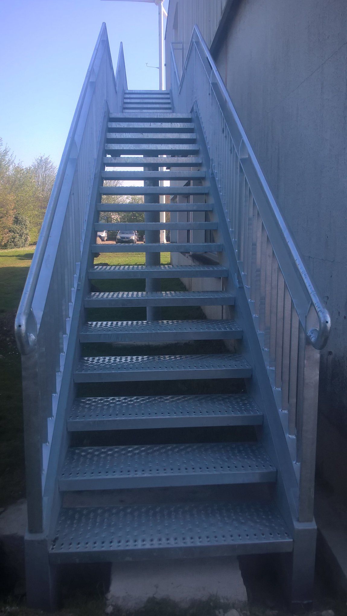 Escalier en métal à l'extérieur d'un bâtiment