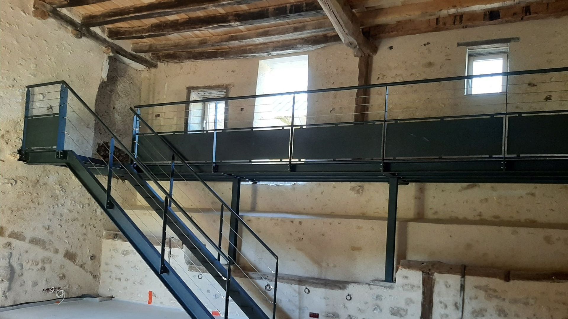 Escalier tout en métal noir