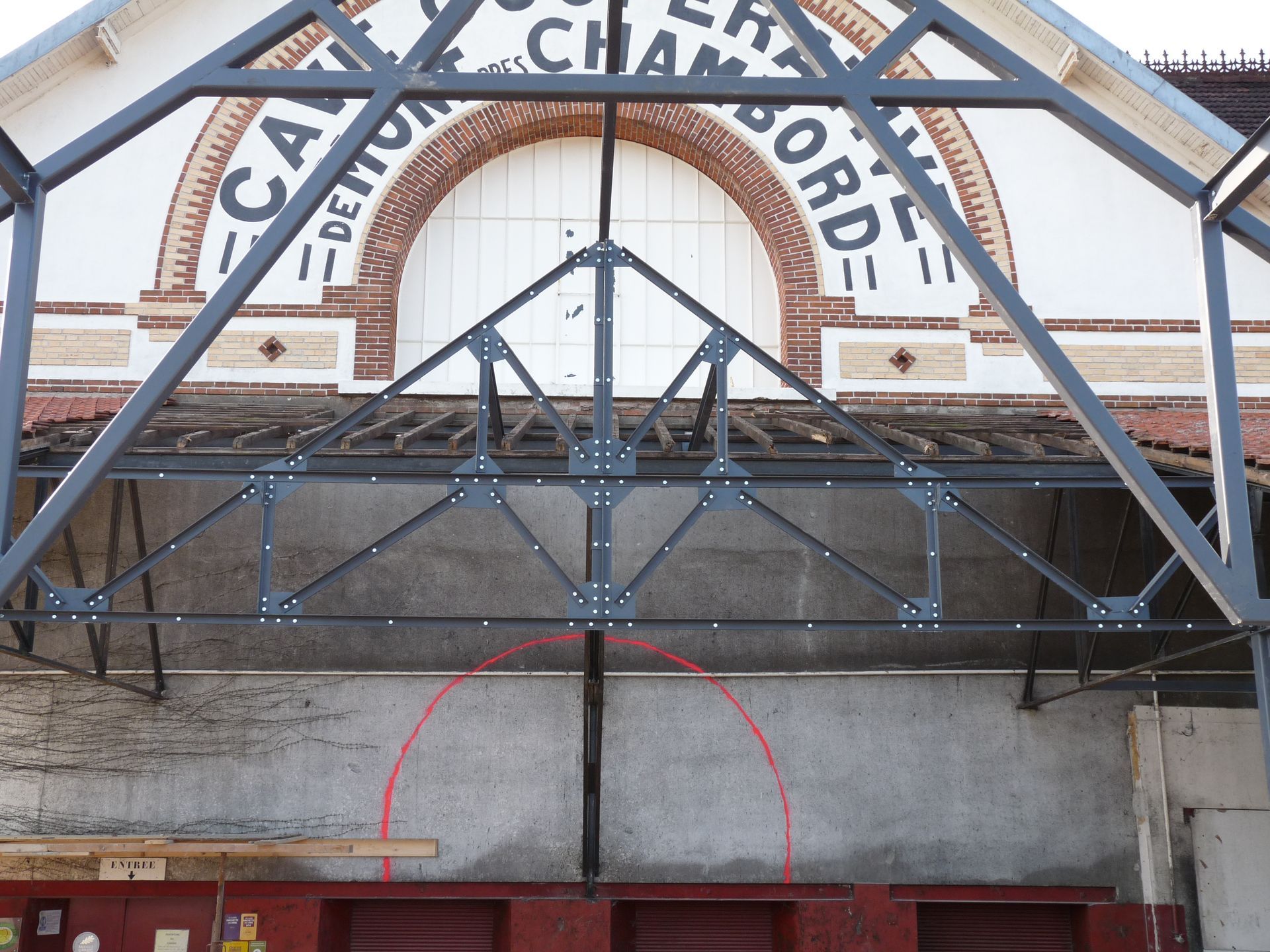 Marquise en métal marquant l'entrée de la cave coopérative de Chambord