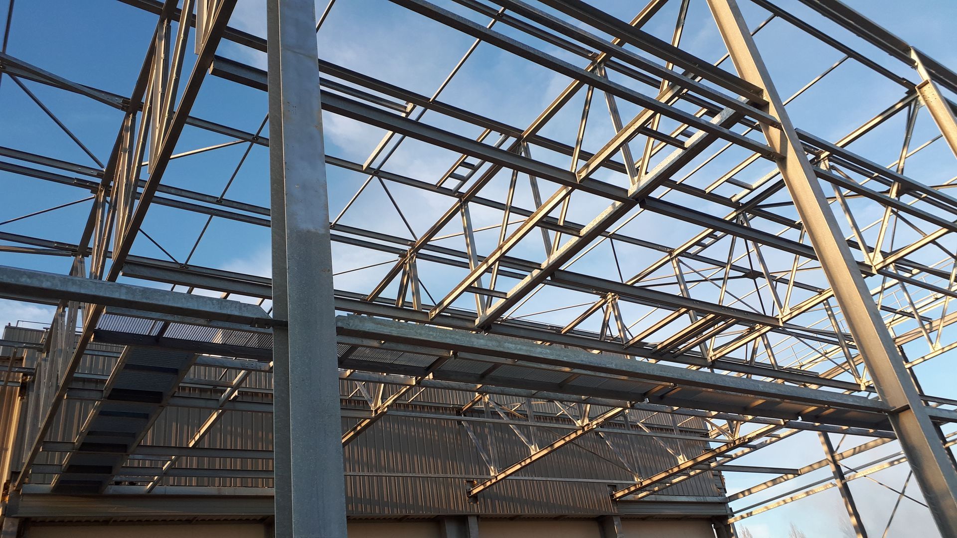 Structure métallique pour extension d'un bâtiment technique