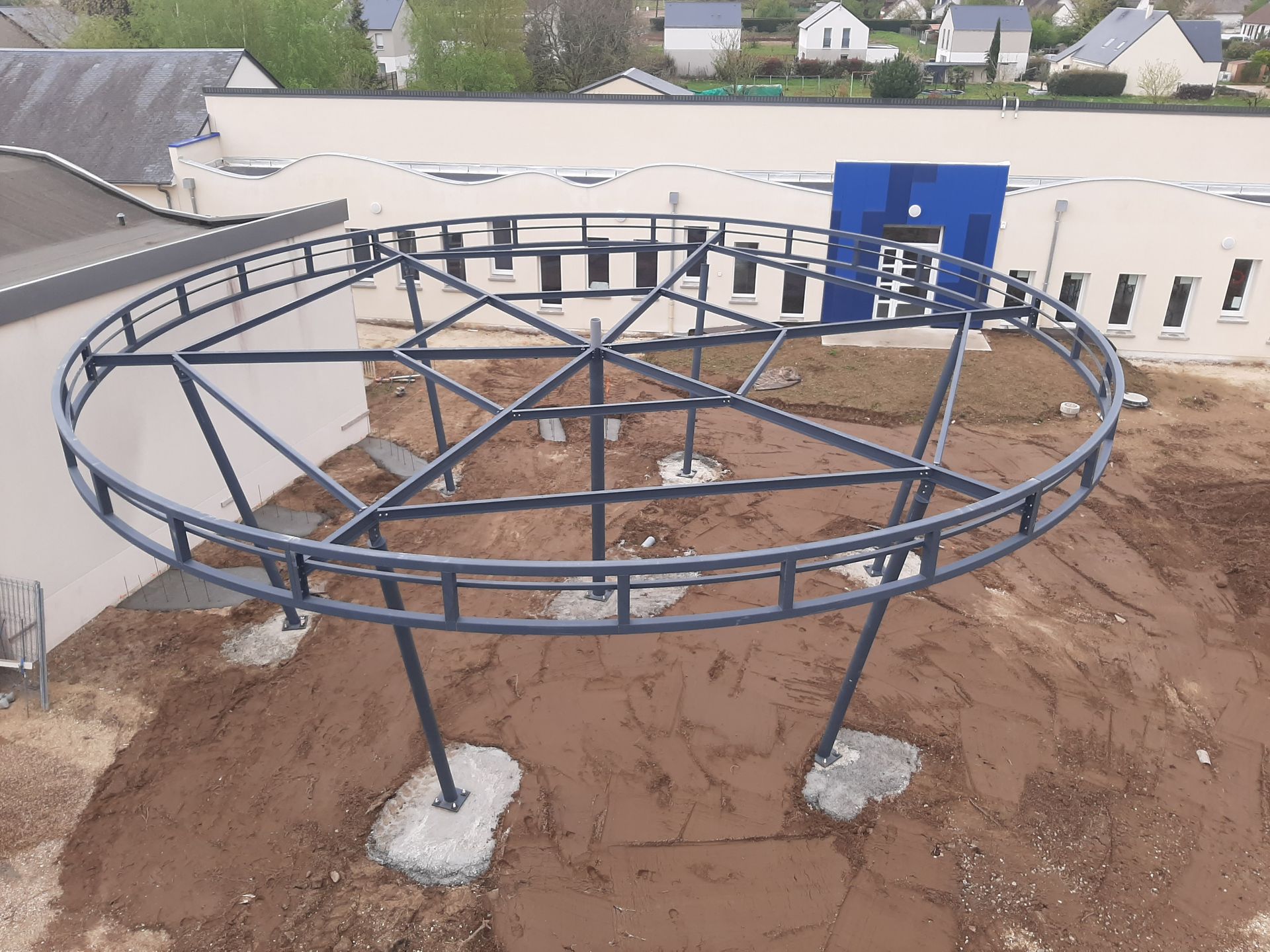 Vue aérienne d'une tonnelle ronde métallique