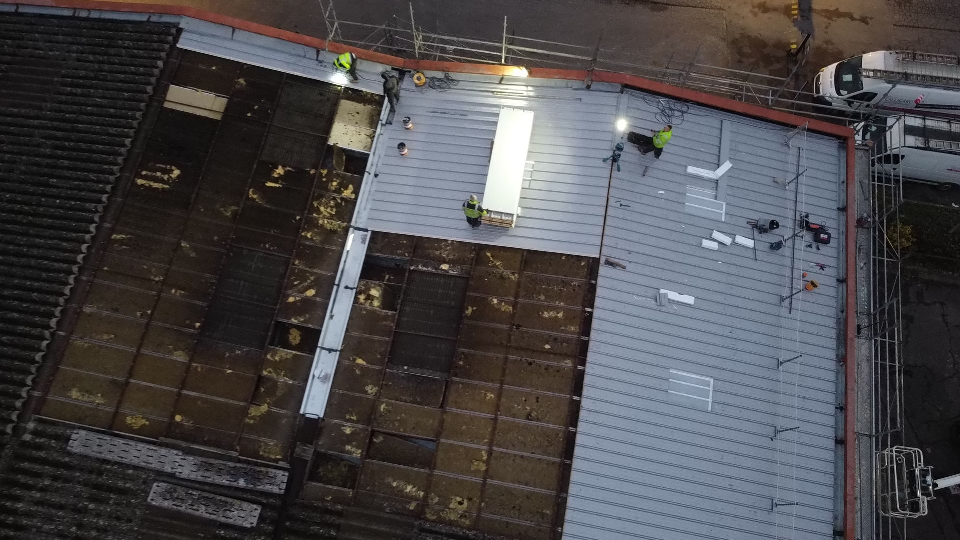 Rénovation de couverture en métal pour un bâtiment
