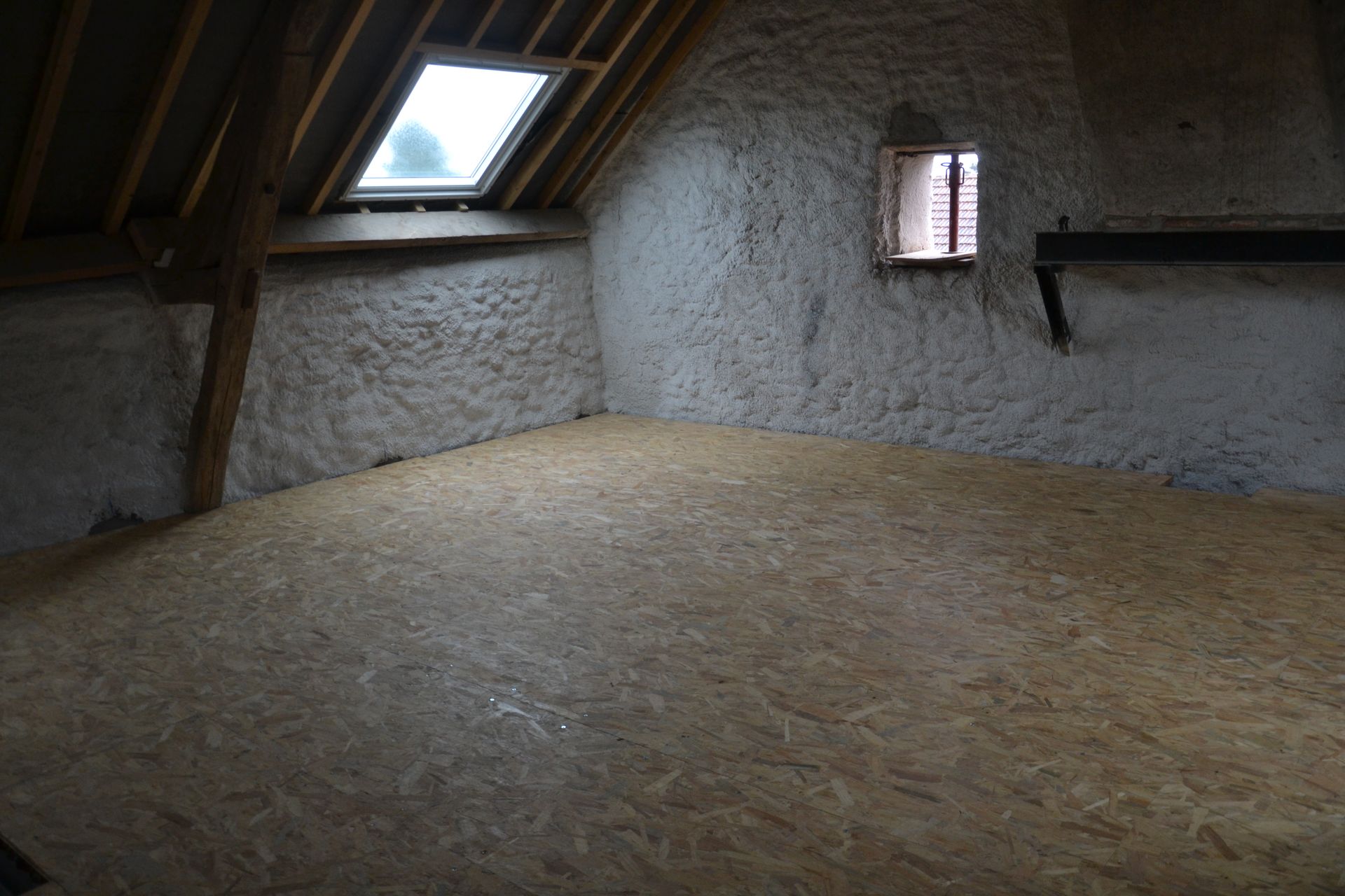 Plancher en métal avec revêtement en bois aggloméré